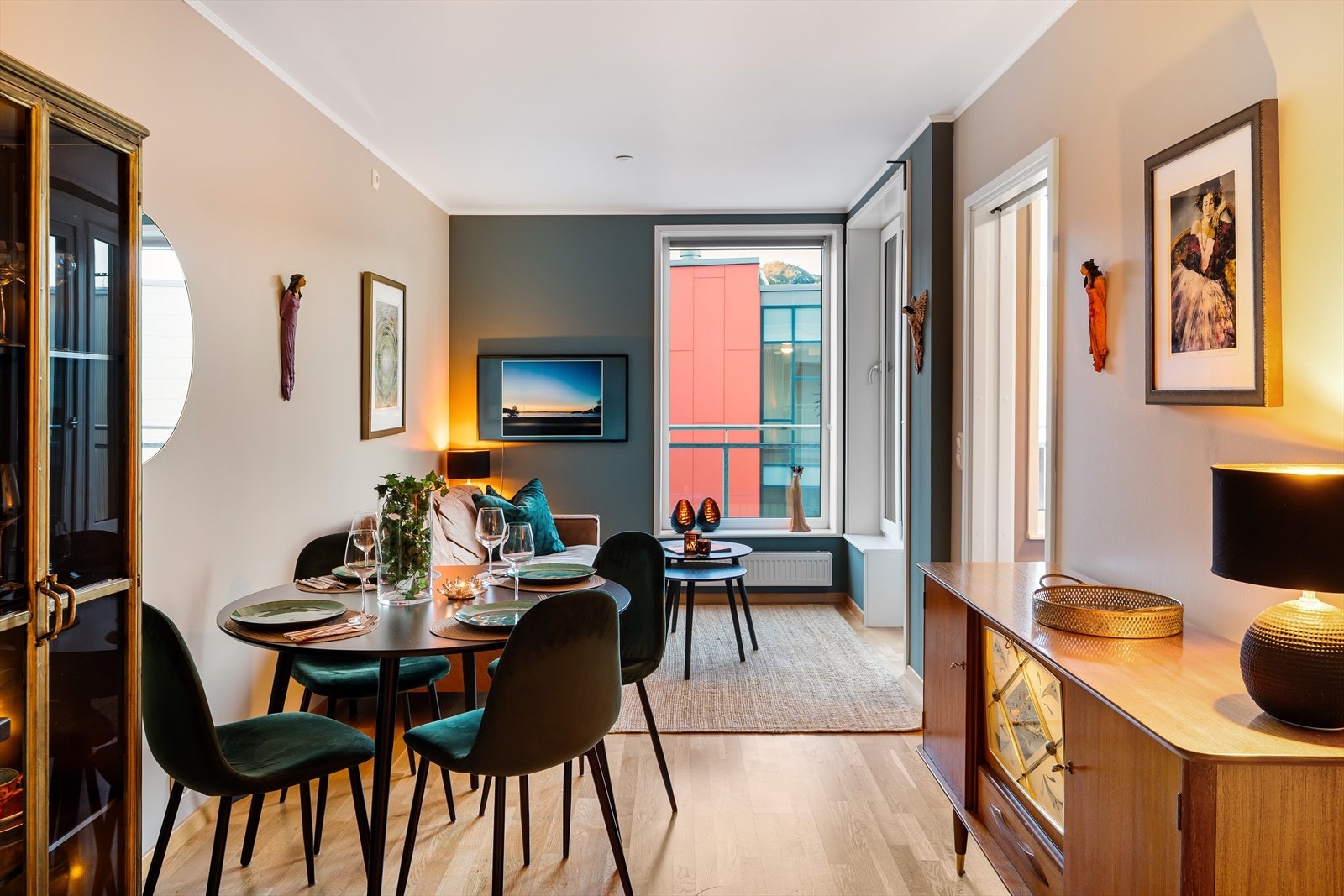 Oppvarming skjer via vannbåren fjernvarme med radiatorer, som gir jevn og komfortabel varme året rundt. Kostnaden er dekket av de månedlige felleskostnadene og avregnes årlig. Galleribilde