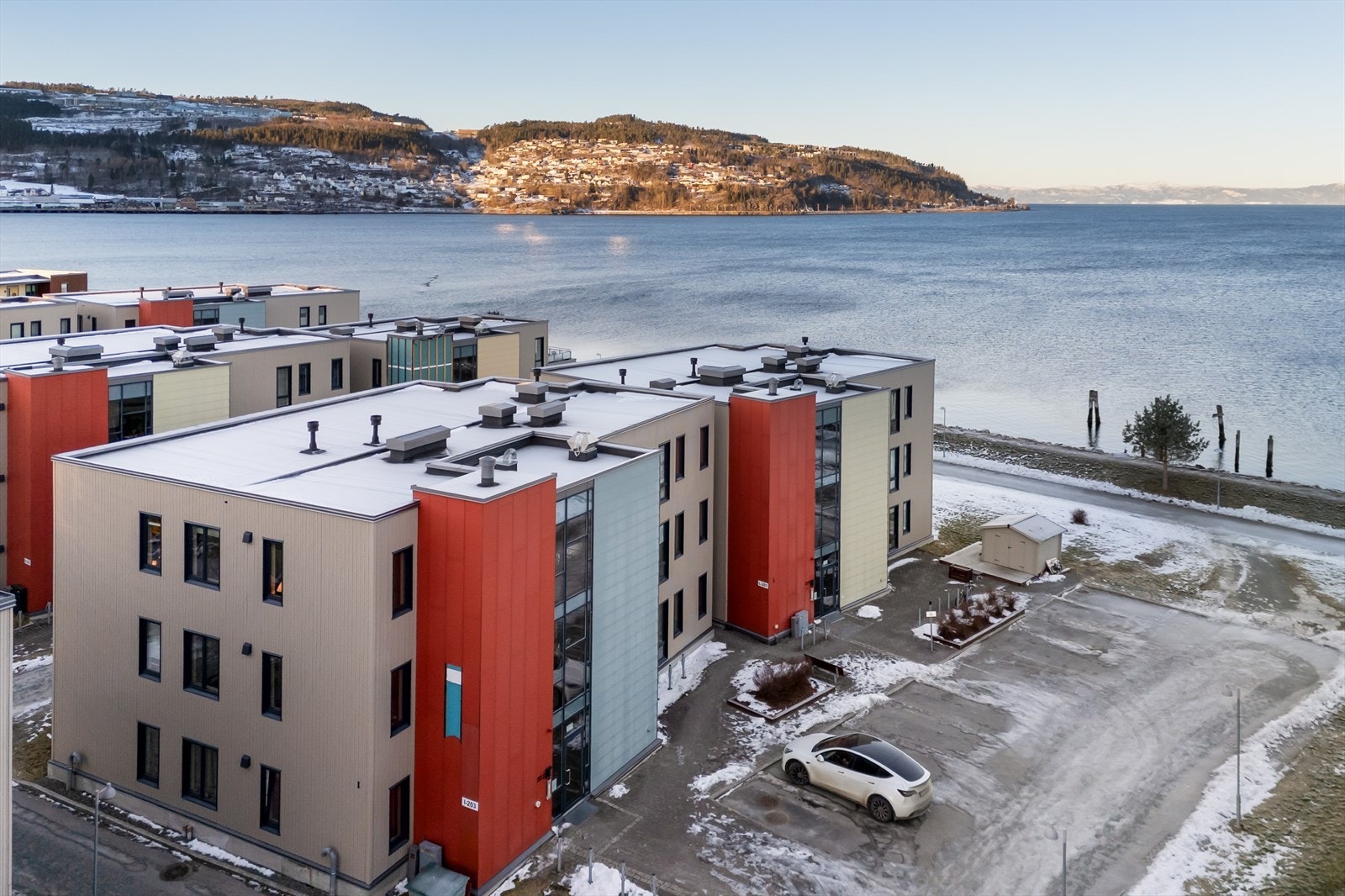 Praktisk gjesteparkering rett ved inngang til blokken. Galleribilde