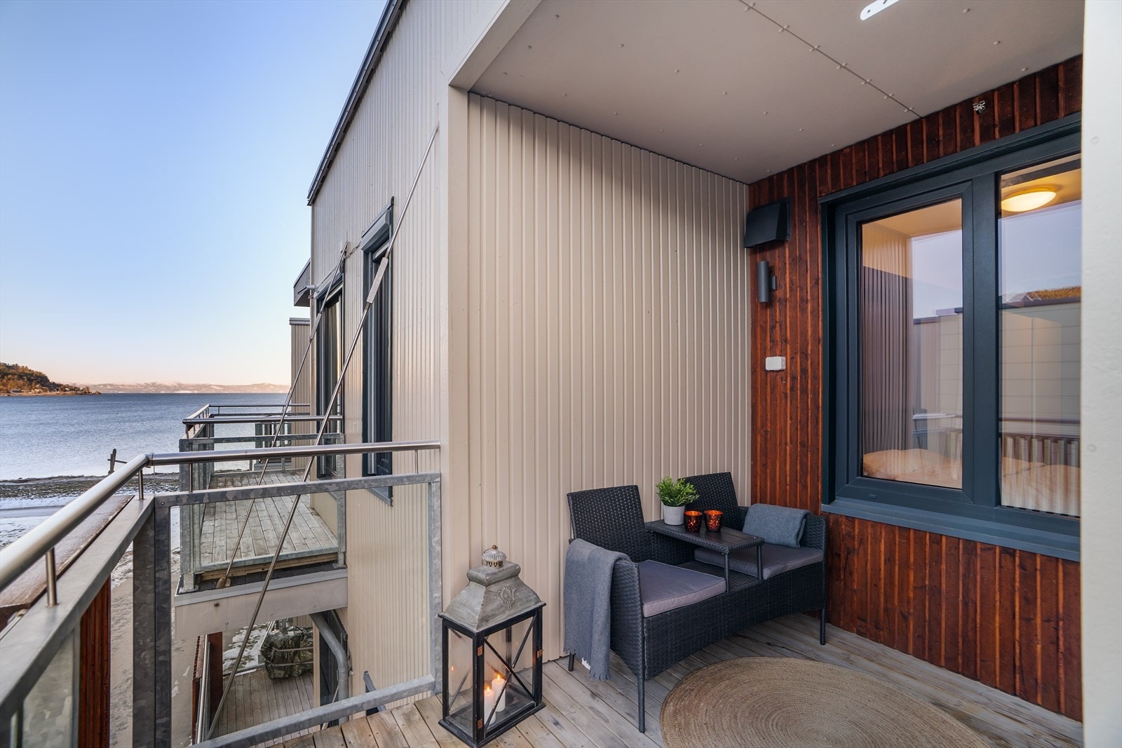 Leiligheten ligger i byggets øverste etasje og byr på en sør-/vestvendt balkong med gode solforhold og nydelig fjordutsikt. Galleribilde