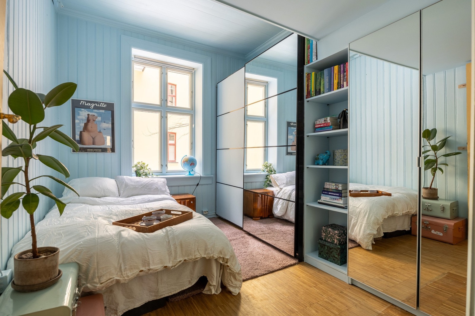 Lunt og behagelig soverom malt i en delikat blåtone. Galleribilde