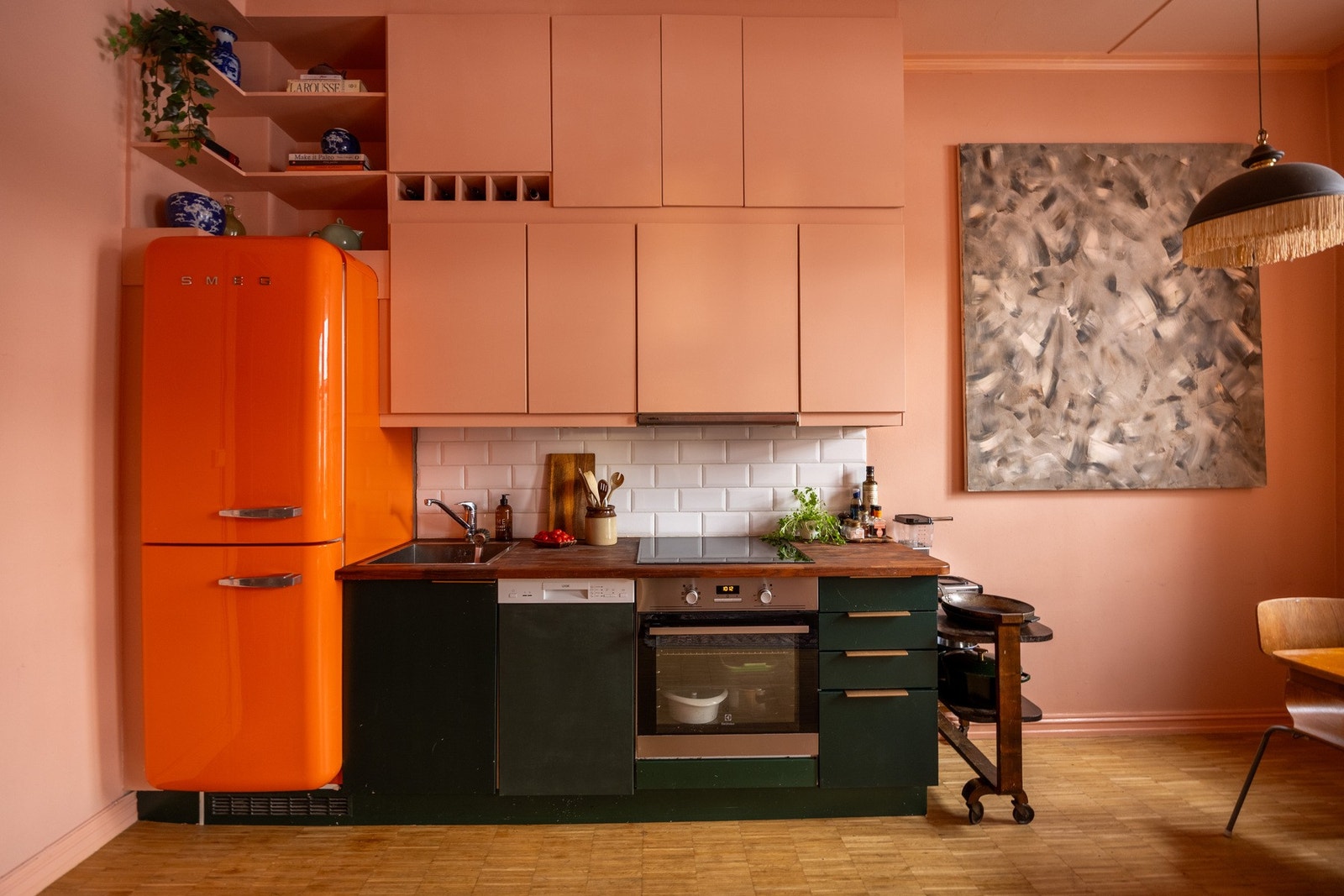 Sosialt og luftig kjøkken med gjennomtenkte og praktiske løsninger, samt godt med skap- og benkeplass. Galleribilde