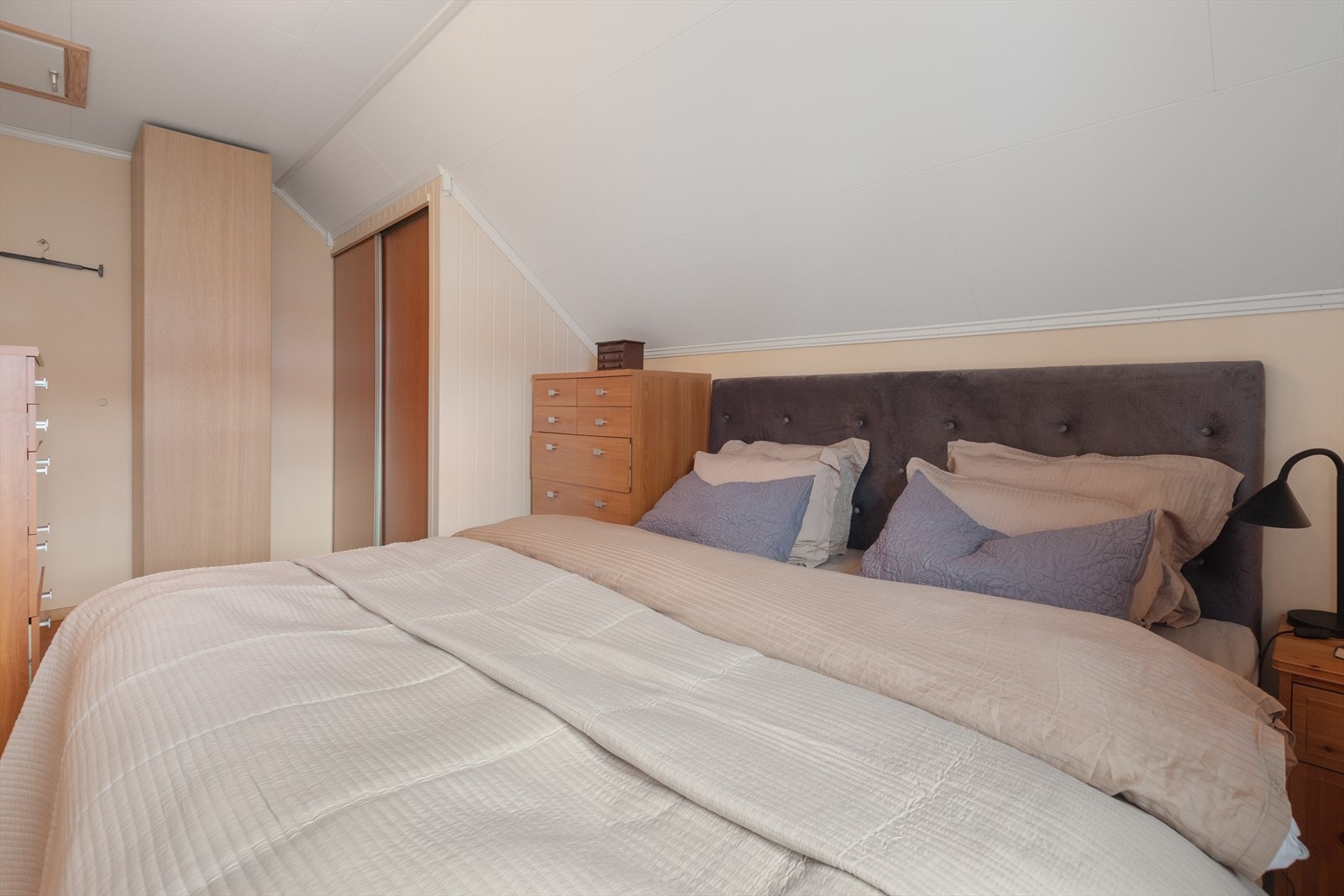 Skråtaket gir rommet en lun og koselig karakter. Galleribilde