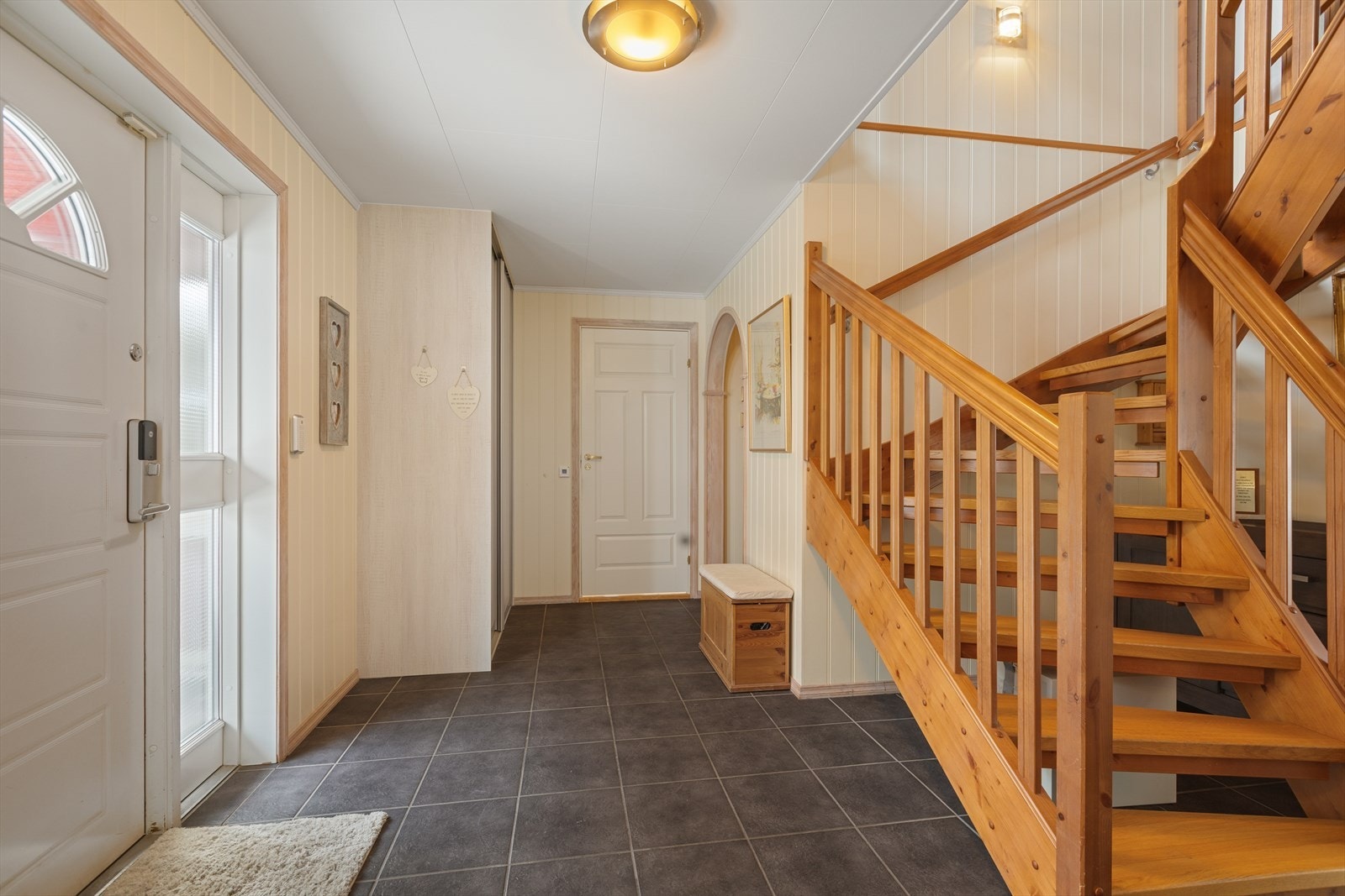 Den lakkerte tretrappen binder de to etasjene elegant sammen. Galleribilde