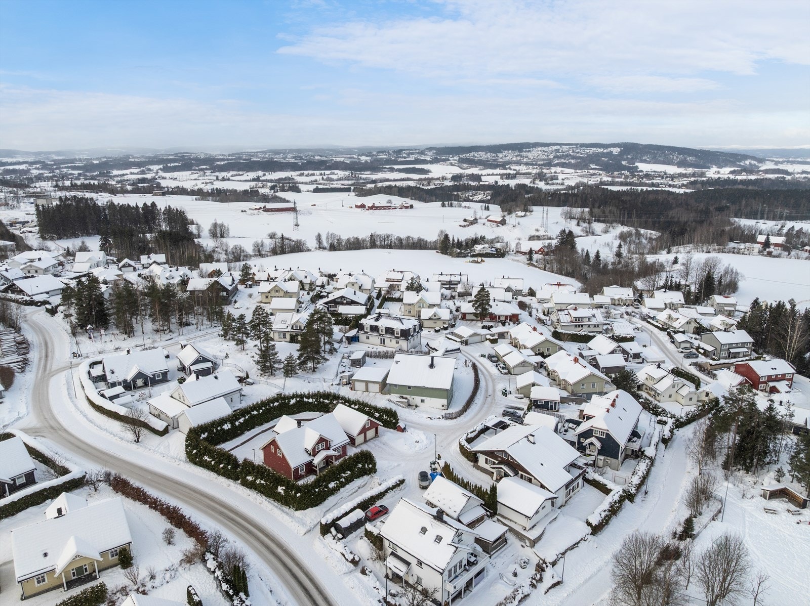 Området har landlig karakter med nærhet til skog og mark for flotte turmuligheter. Galleribilde