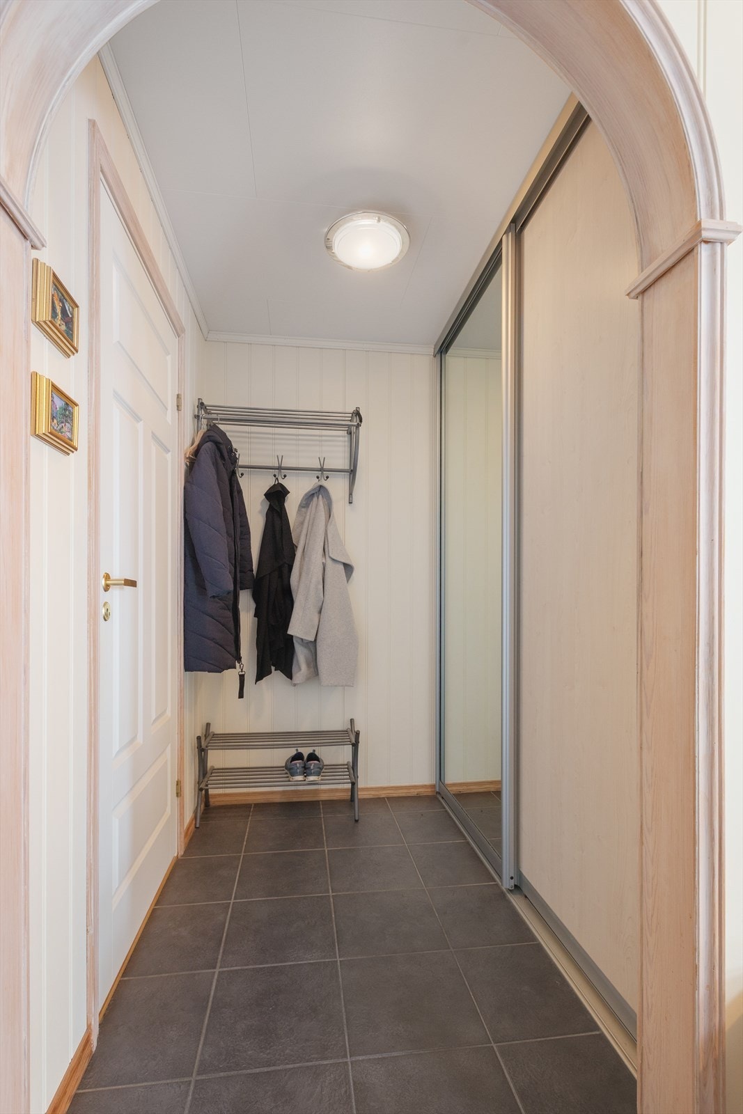 En praktisk skyvedørsgarderobe i gangen gir gode oppbevaringsmuligheter for yttertøy. Galleribilde