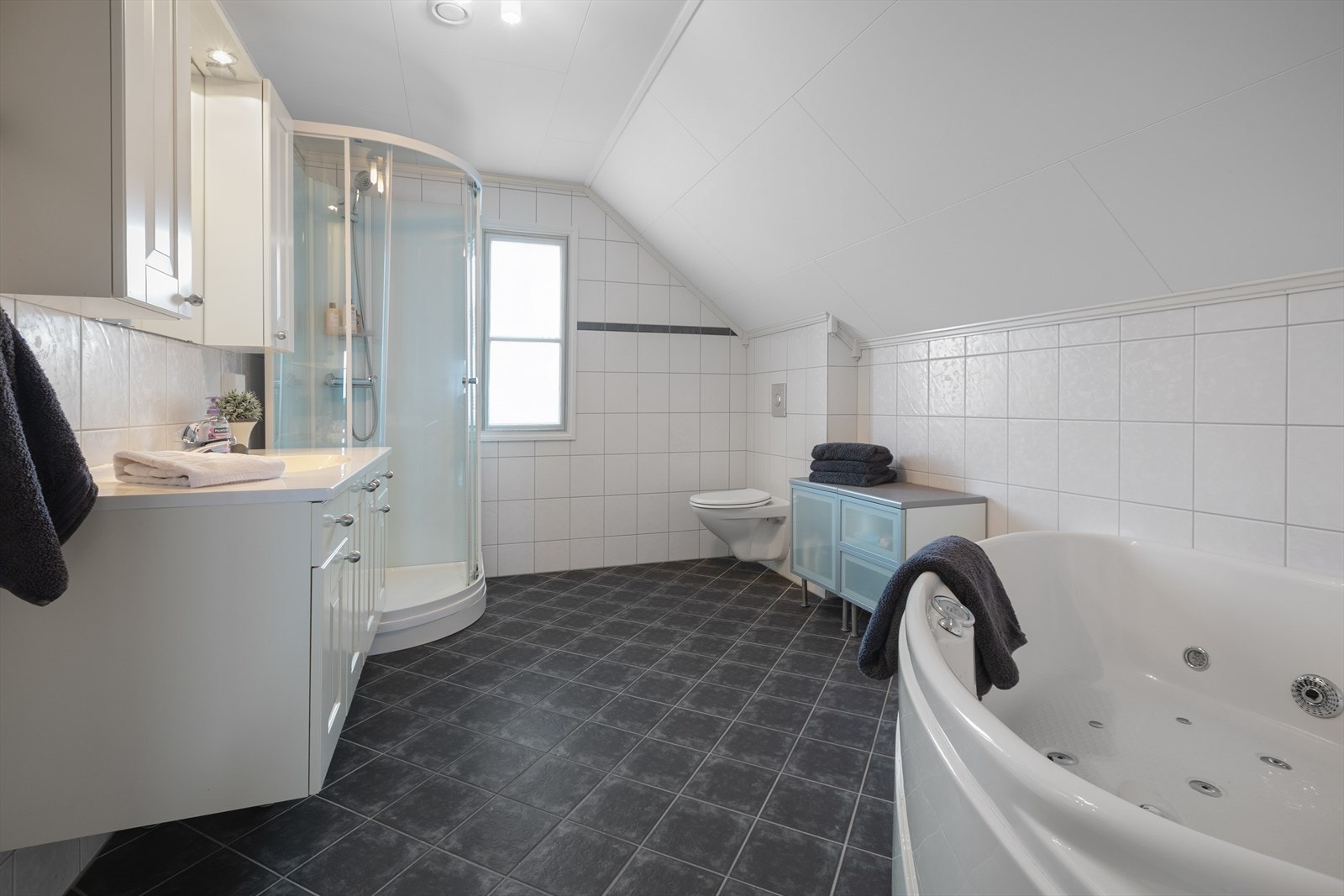 Det romslige badet i andre etasje er utstyrt med både dusjkabinett og hjørneboblebadekar. Galleribilde
