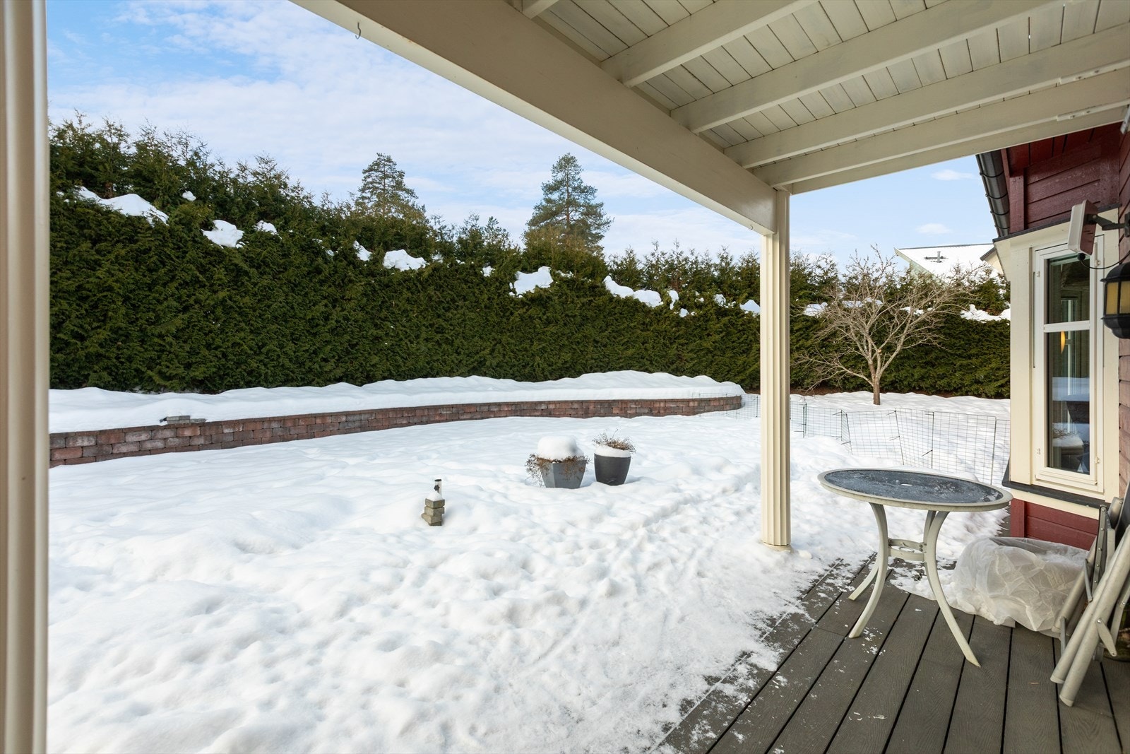 Overbygd terrasse med direkte adkomst fra stuen i første etasje. Galleribilde