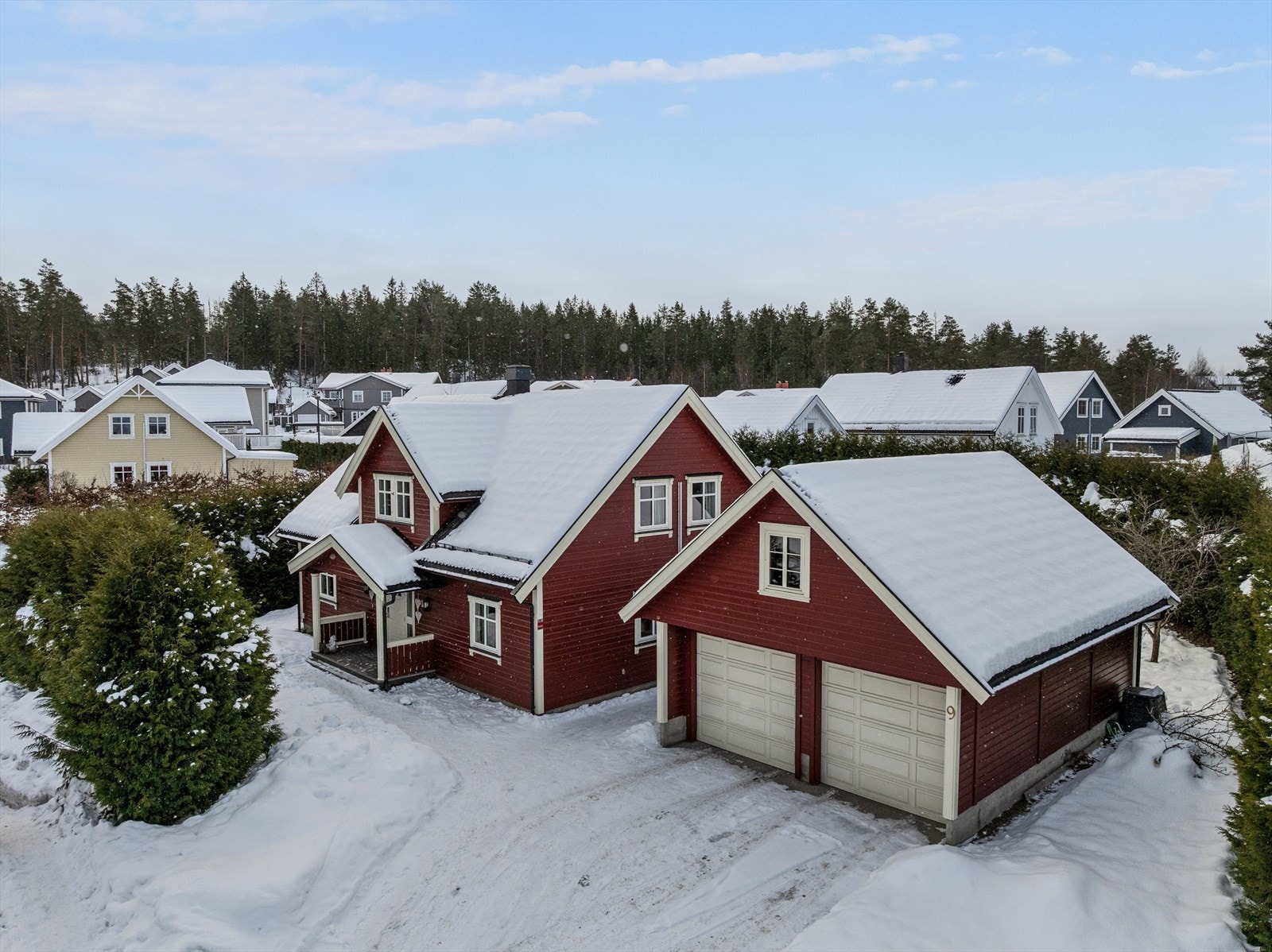 Til eiendommen hører en dobbelgarasje på 42 m² med en praktisk hems for lagring. Galleribilde