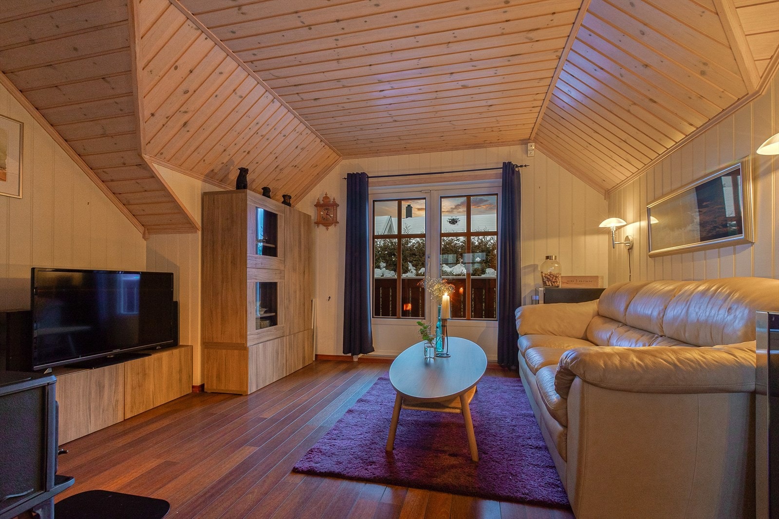 Loftstuen er også et hyggelig oppholdsrom på kvelden. Galleribilde