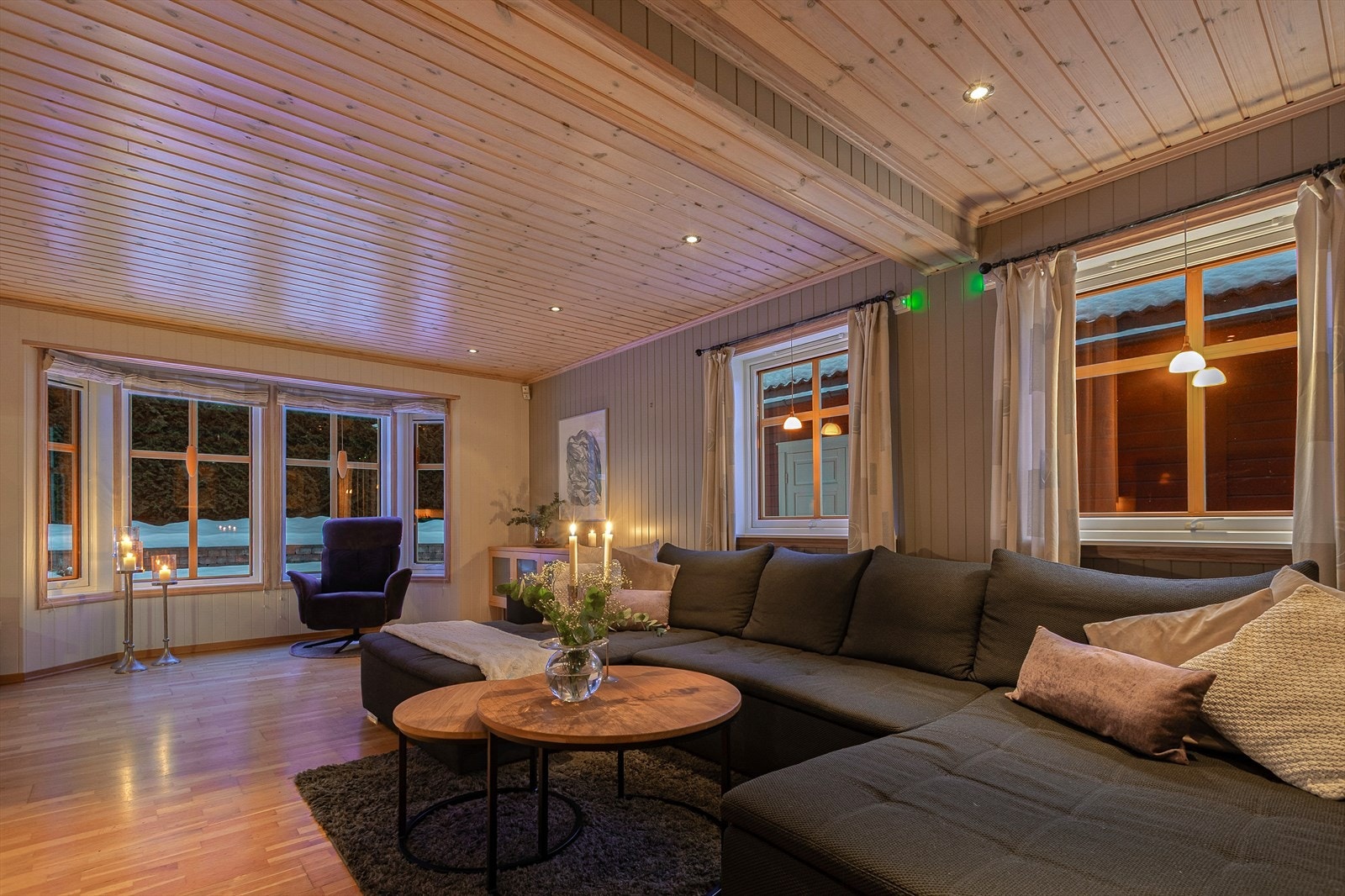 Stuen er lun og innbydende, også etter mørkets frembrudd. Galleribilde