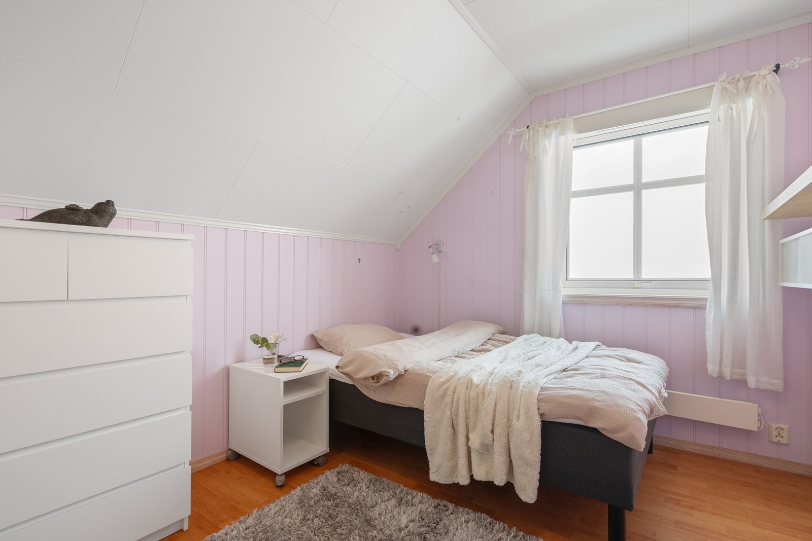 Et av de tre soverommene i denne etasjen, med malte panelplater på veggene. Galleribilde