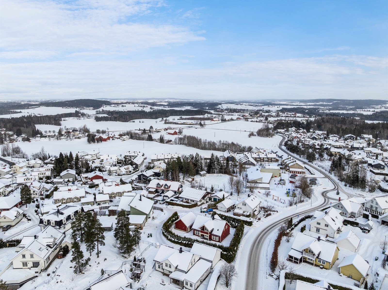 Kort vei til Oslo, Lillestrøm og Gardermoen gjør beliggenheten praktisk for pendlere. Galleribilde