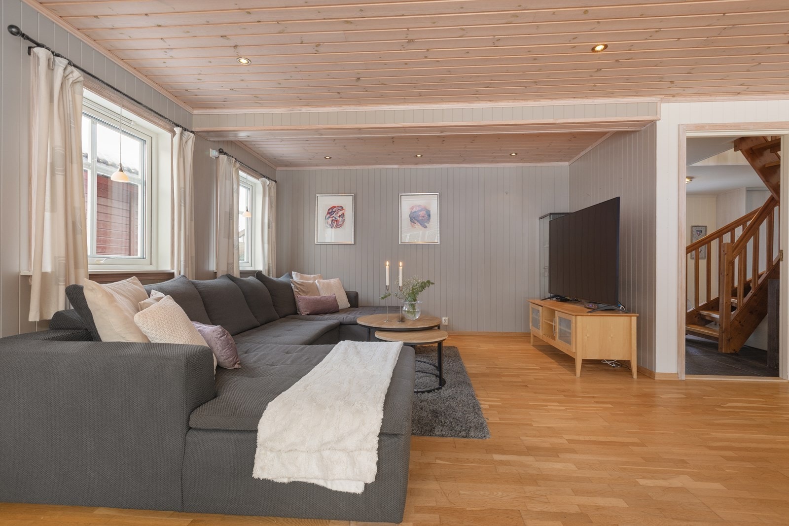 Her er det god plass til en større sofagruppe og TV-seksjon. Galleribilde