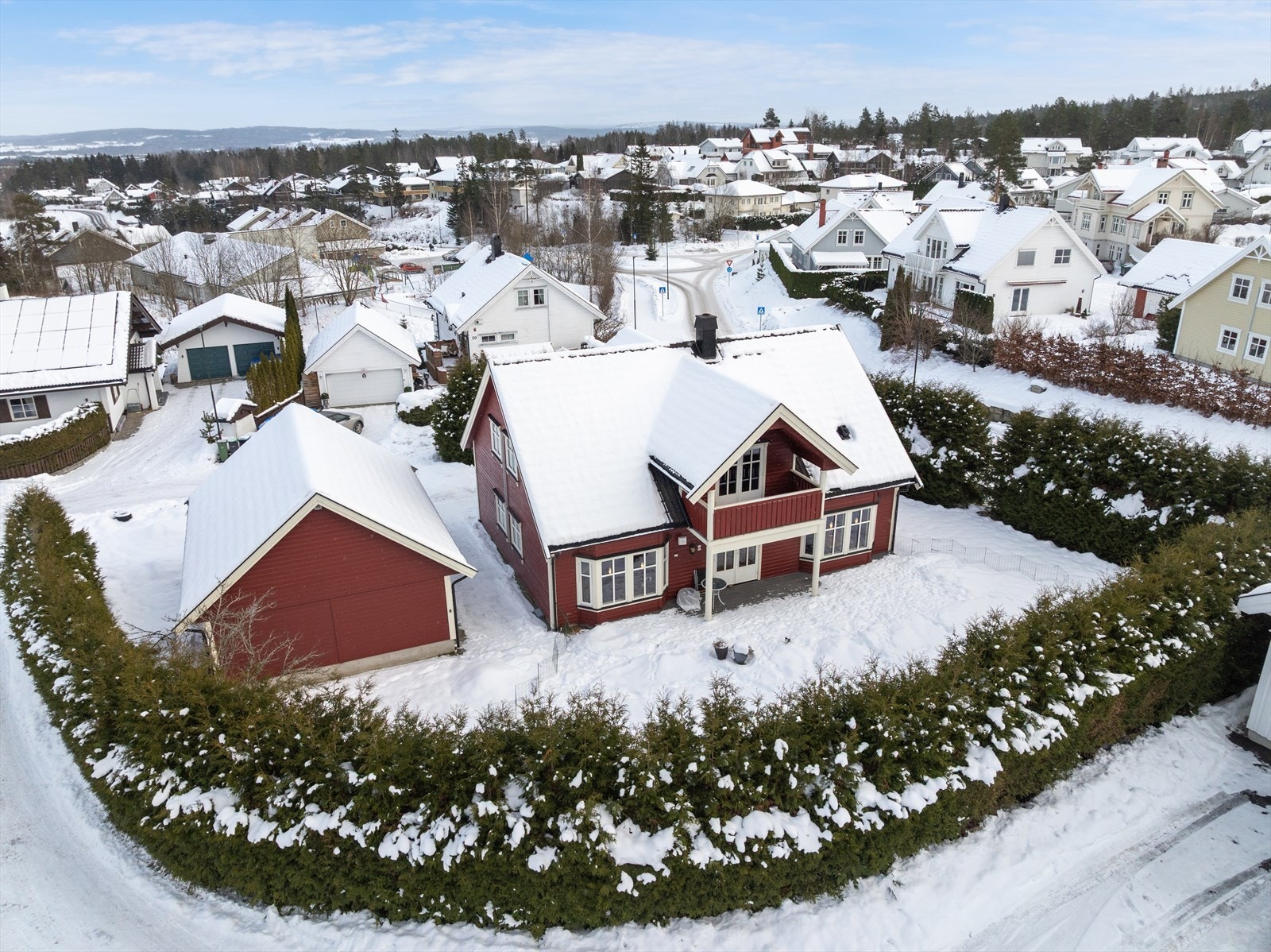 Eiendommen ligger i et etablert og barnevennlig boligområde. Galleribilde