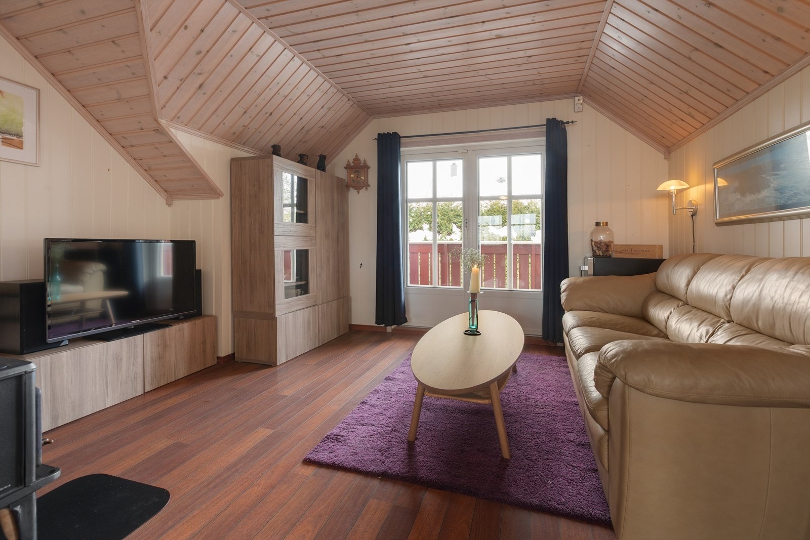 Loftstuen i andre etasje gir ekstra fleksibilitet og har utgang til balkong. Galleribilde