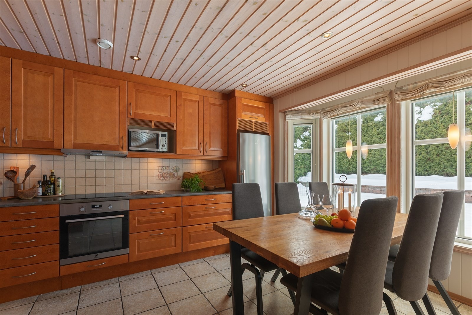 Innredningen er utstyrt med integrert keramisk koketopp og komfyr. Galleribilde