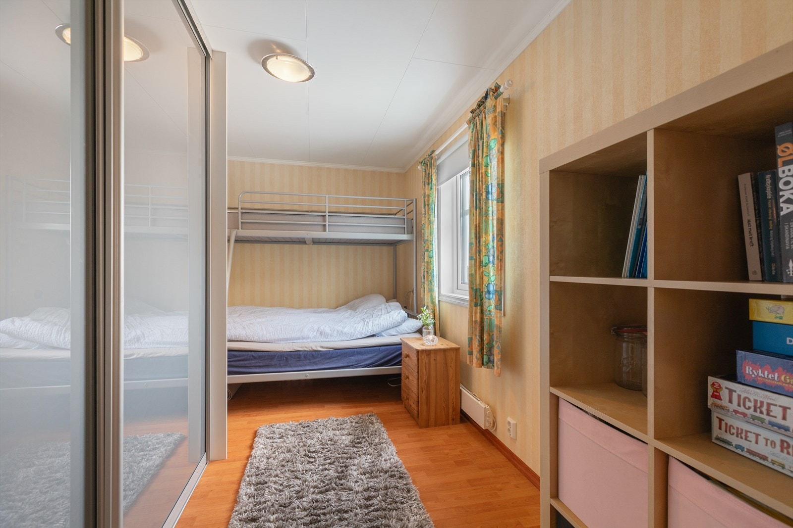 Første etasje inneholder ett av boligens totalt fire soverom. Galleribilde