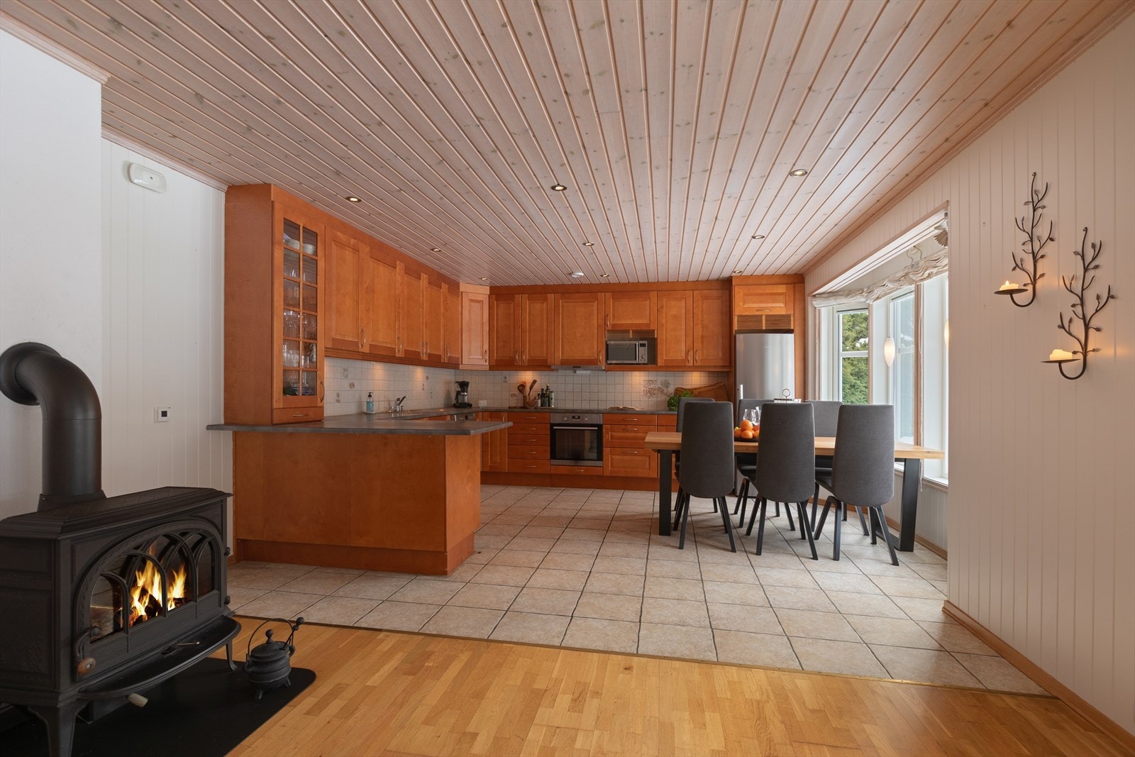 Kjøkkenet har profilert innredning og sosial, åpen løsning mot stuen. Galleribilde