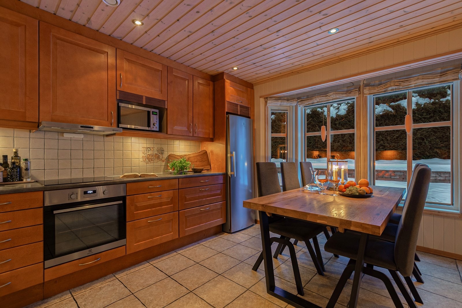 Belysning under overskapene på kjøkkenet gir godt arbeidslys. Galleribilde