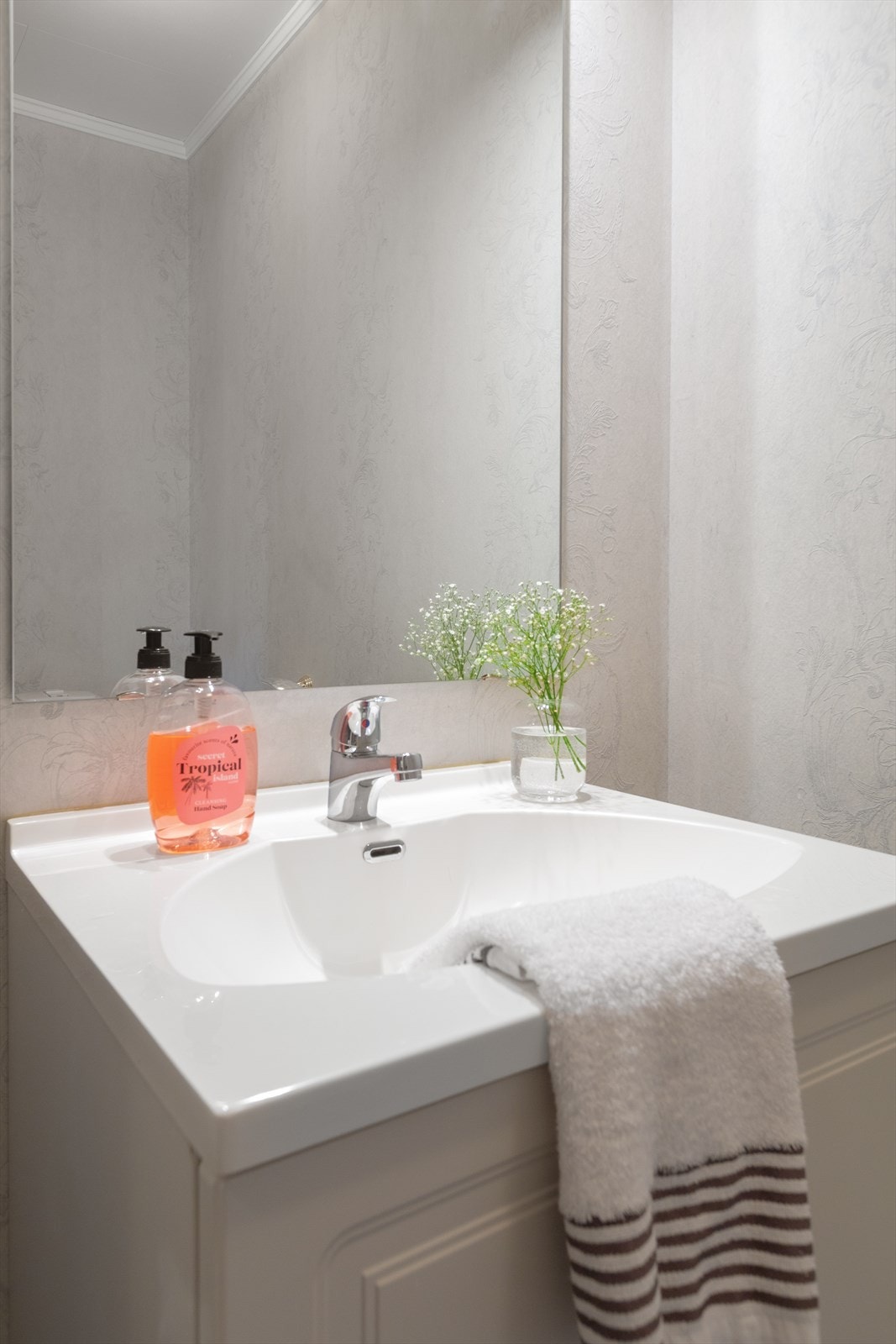 Rommet har enkel og funksjonell innredning. Galleribilde