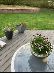 Tomten er opparbeidet og gir gode muligheter for beplantning og utemøblement. Galleribilde