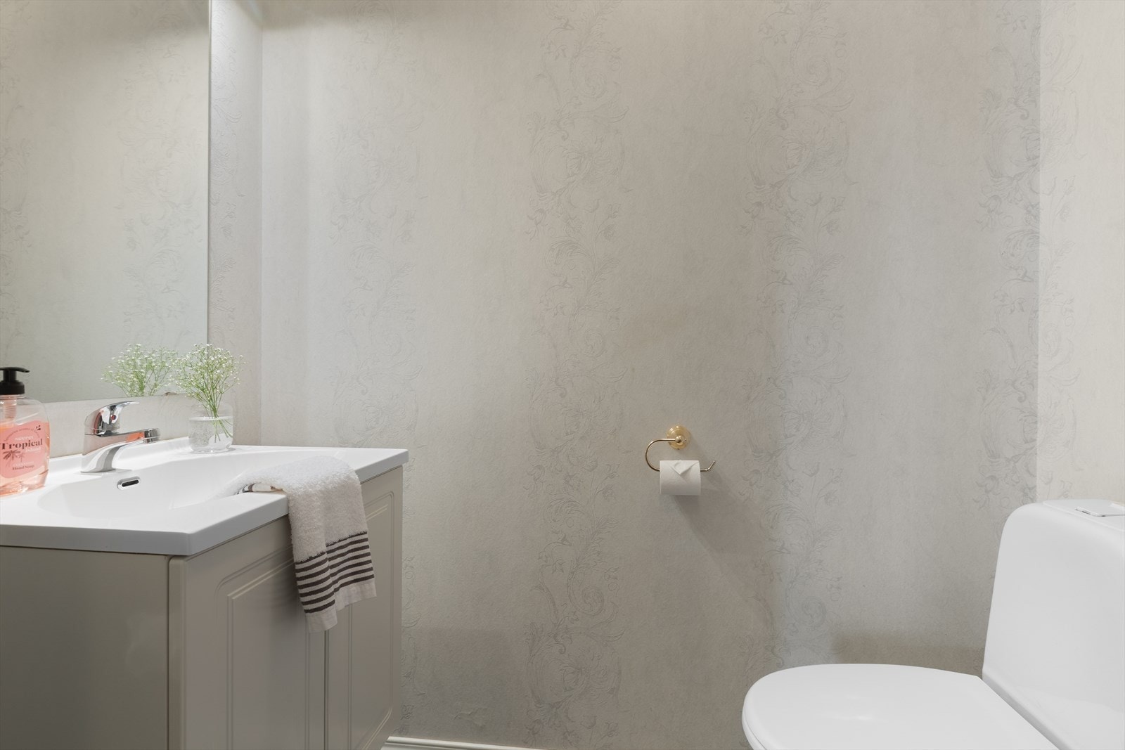 Separat toalettrom i første etasje, utstyrt med toalett og servant. Galleribilde