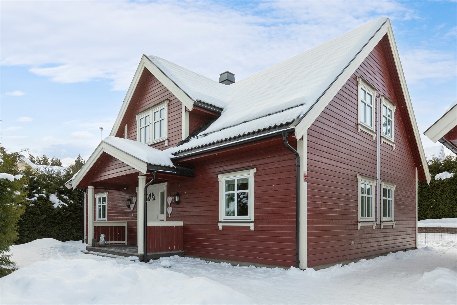 Boligen har fasade med liggende bordkledning og tak tekket med betongtakstein. Galleribilde