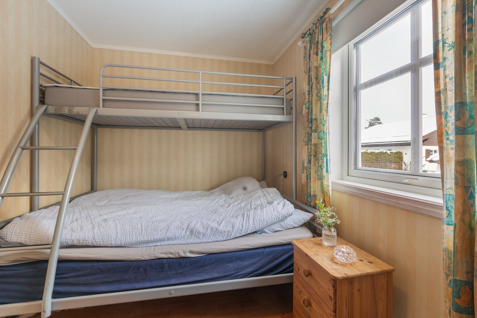 Rommet har funksjonell størrelse med plass til seng og oppbevaring. Galleribilde