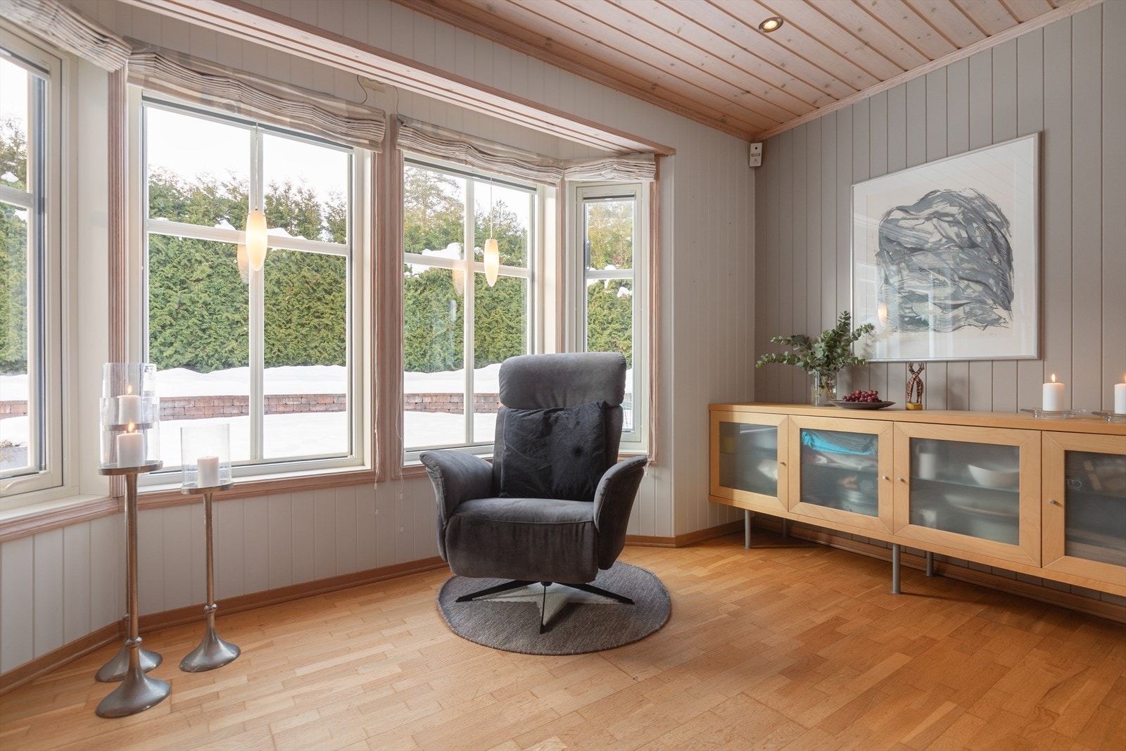 Et karnapp gir ekstra lys og en fin plass for lesekrok. Galleribilde