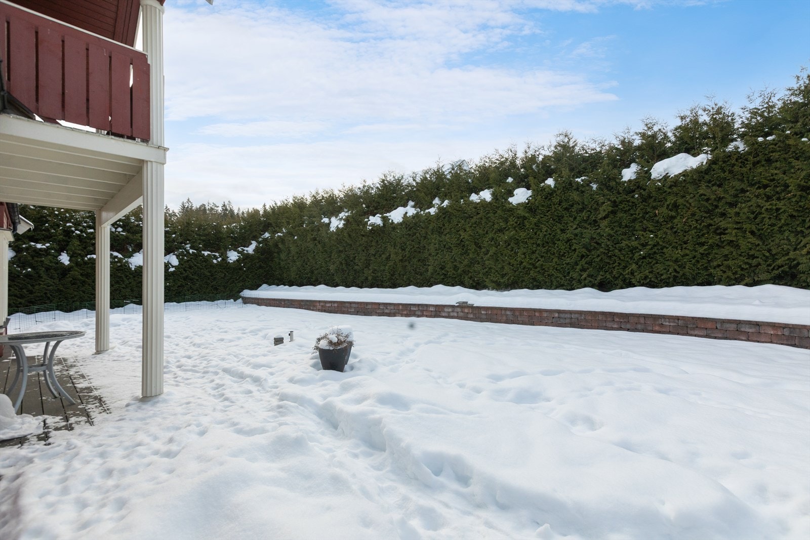 Hagen er omkranset av hekk, som gir en skjermet og privat uteplass. Galleribilde