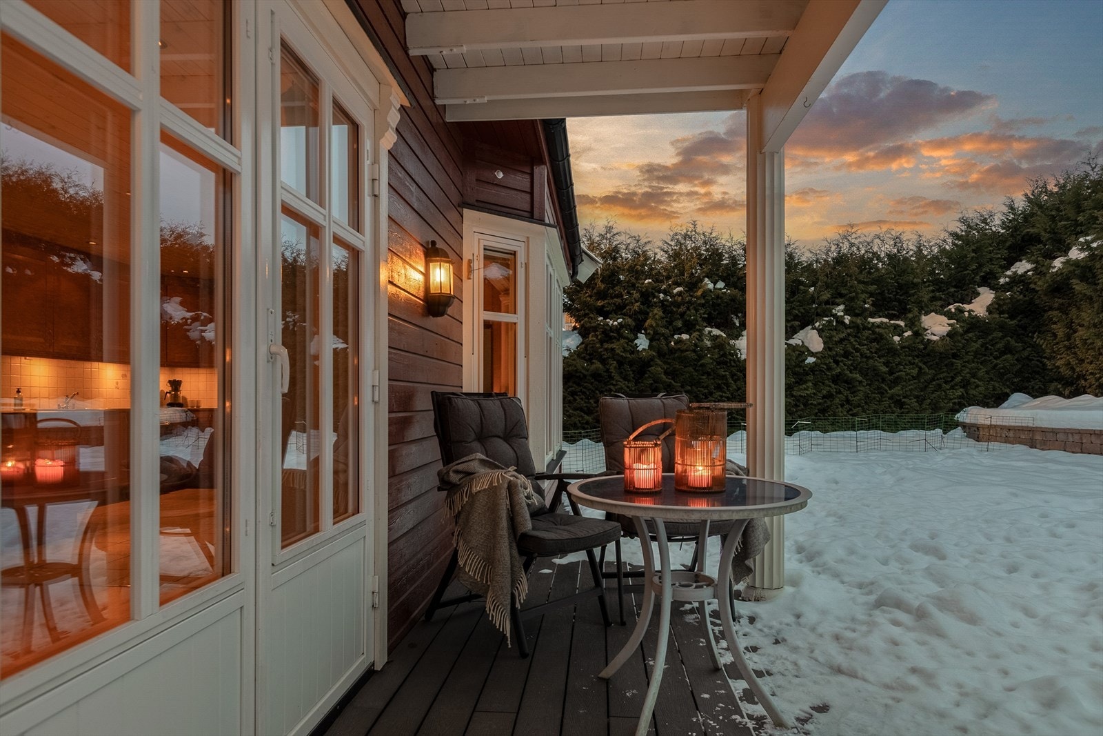 Uteplassen er et hyggelig sted å sitte på varme kvelder. Galleribilde