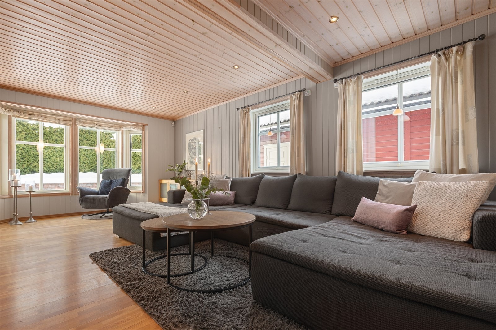 Stuen er et sentralt samlingspunkt i boligens hovedetasje. Galleribilde