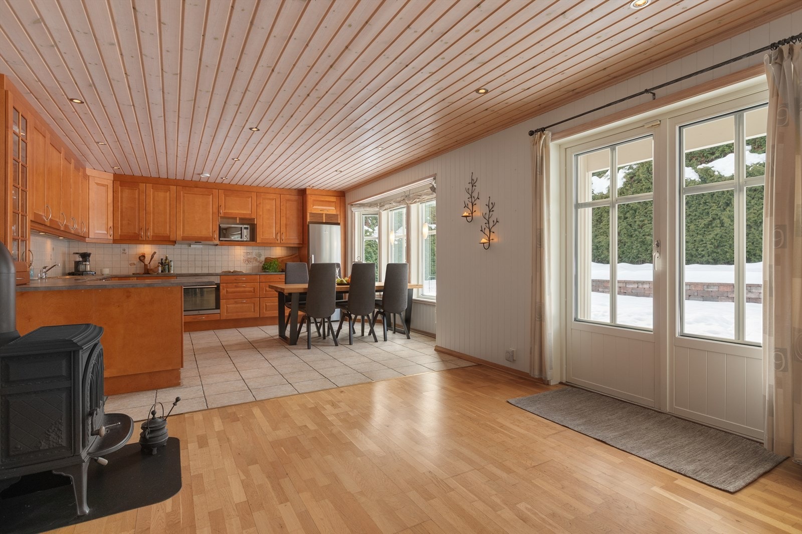 Direkte utgang fra stuen til den overbygde terrassen og hagen. Galleribilde