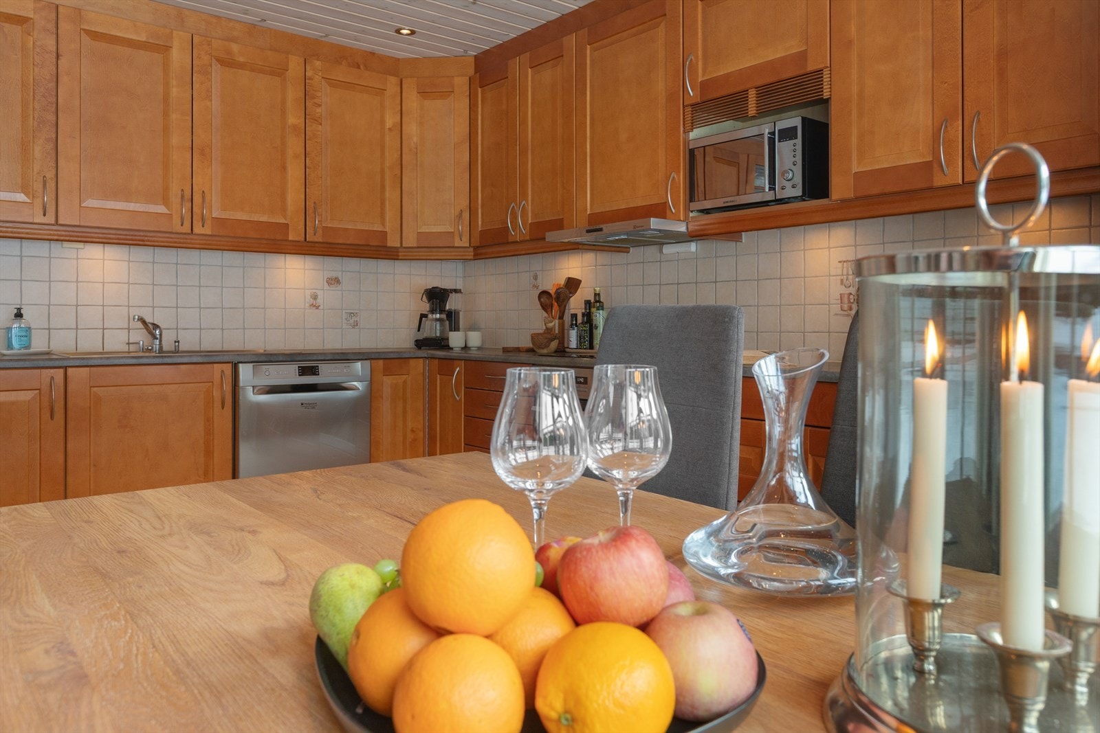 Kjøkkenet har opplegg for oppvaskmaskin og godt med skapplass. Galleribilde