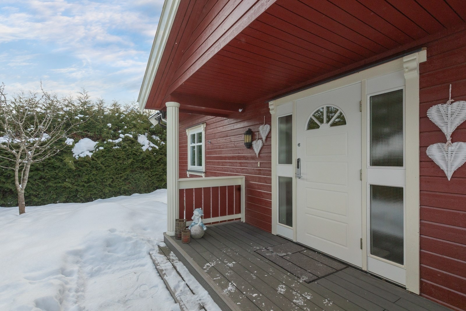 Overbygd inngangsparti som gir ly for vær og vind. Galleribilde