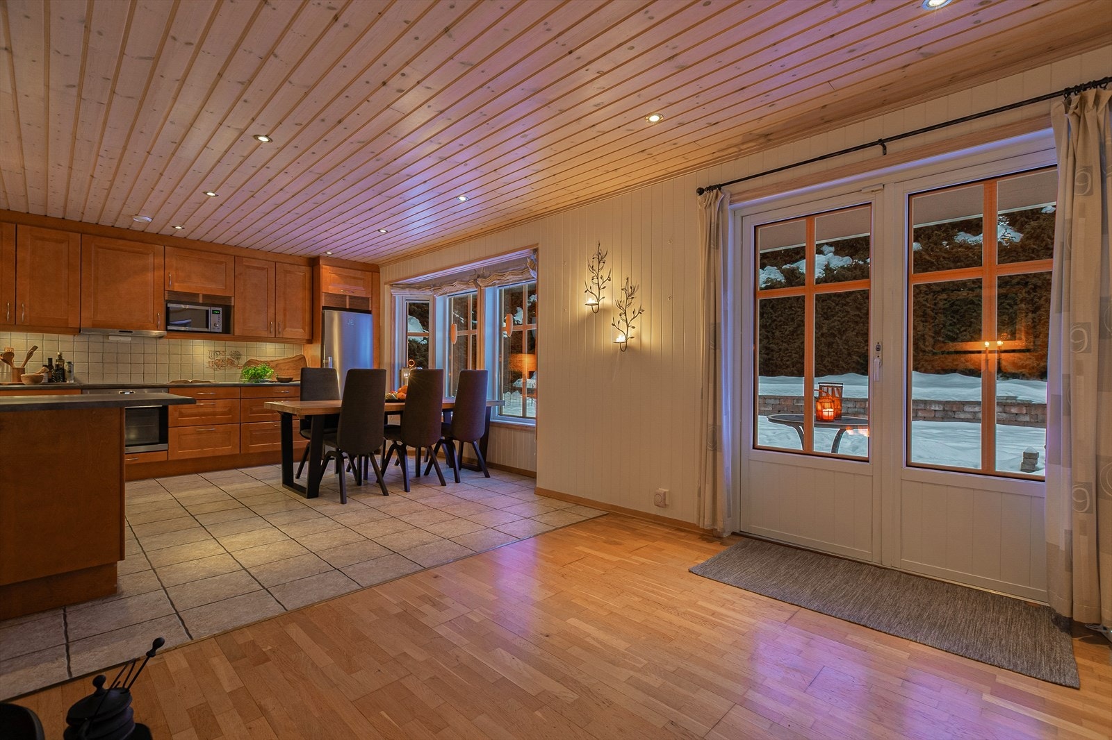 De doble terrassedørene i tre åpner opp mot uteområdet. Galleribilde