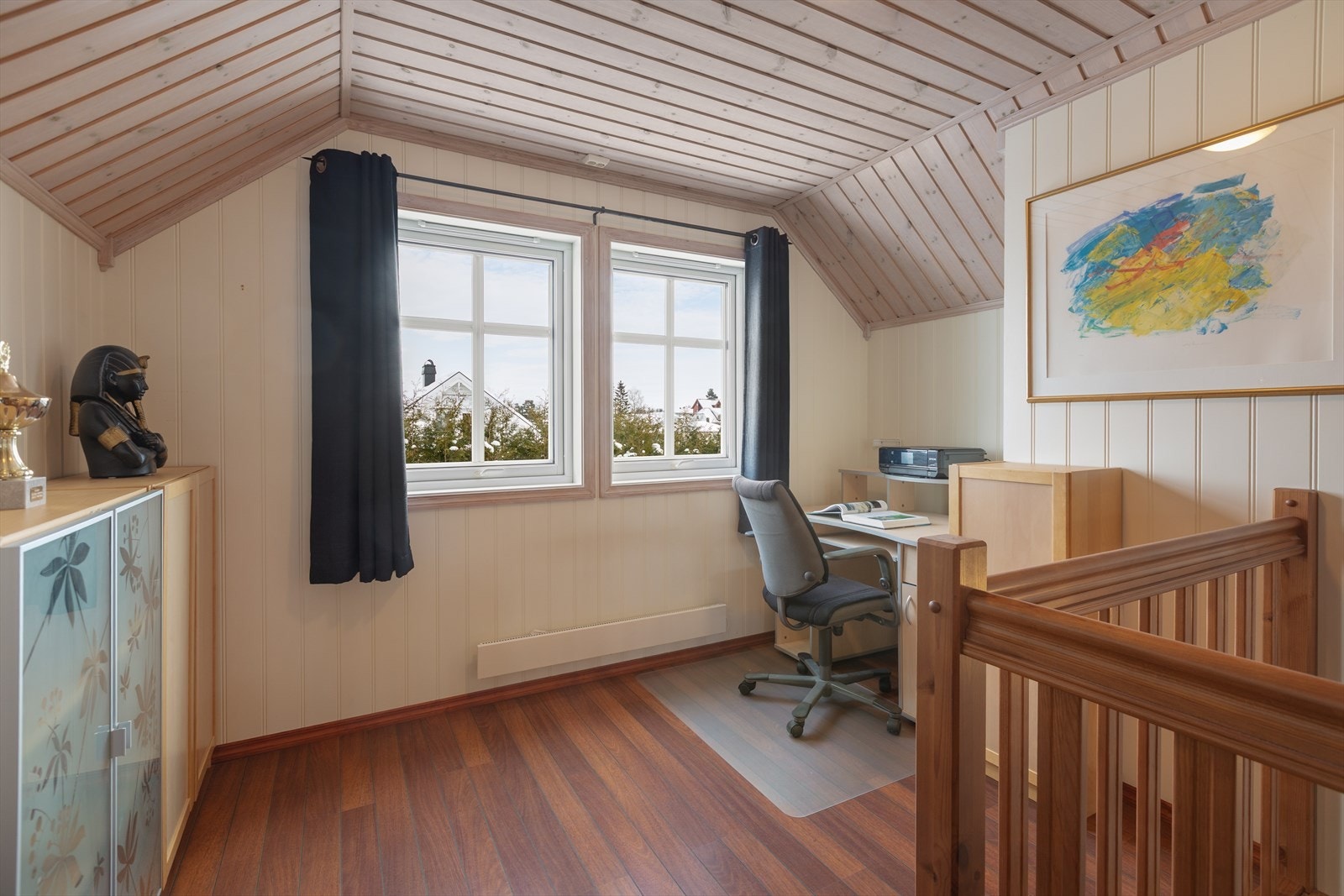 En del av loftstuen kan enkelt innredes som en praktisk arbeidsplass. Galleribilde