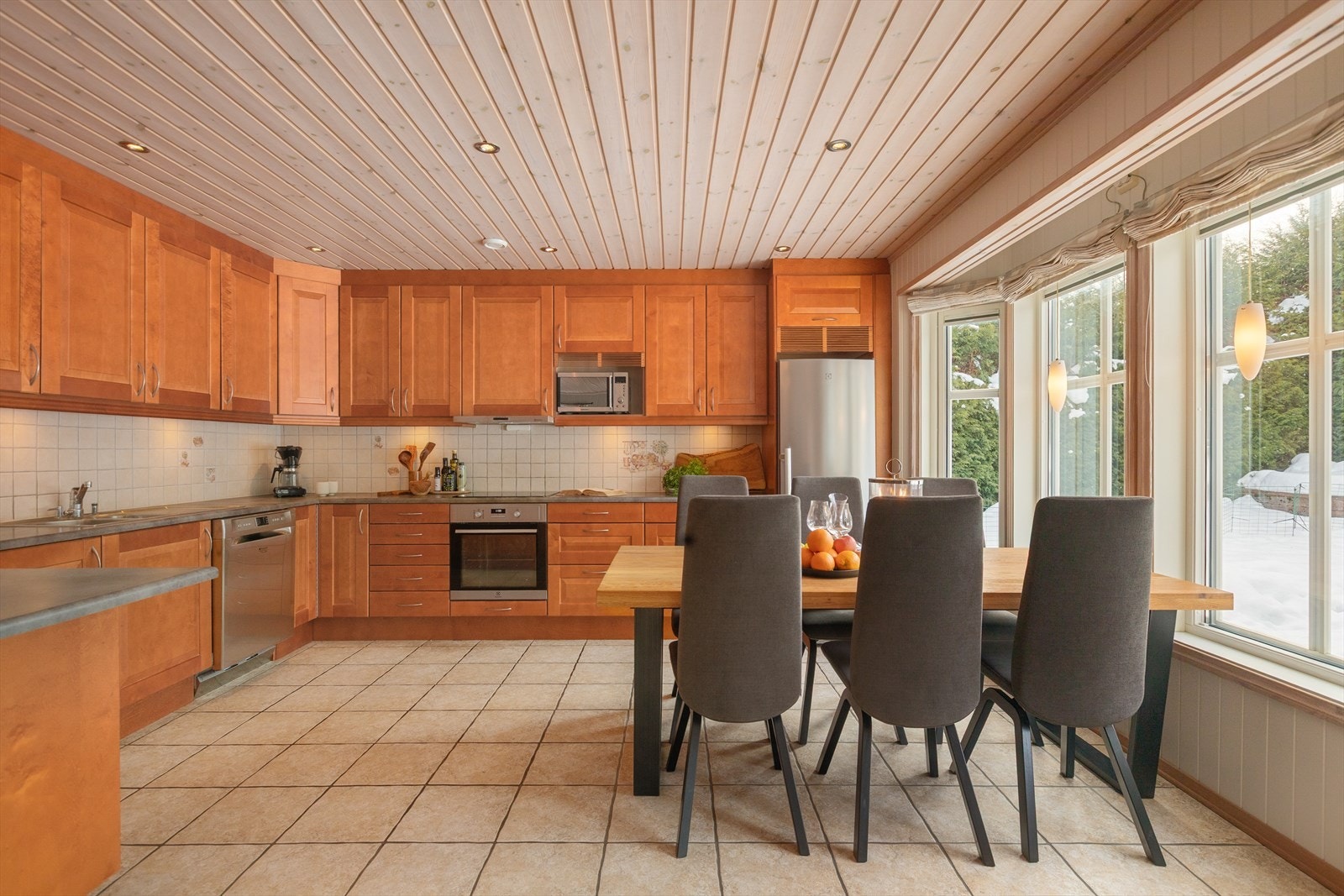 Spiseplassen er naturlig plassert ved vinduet, med god plass til hele familien. Galleribilde