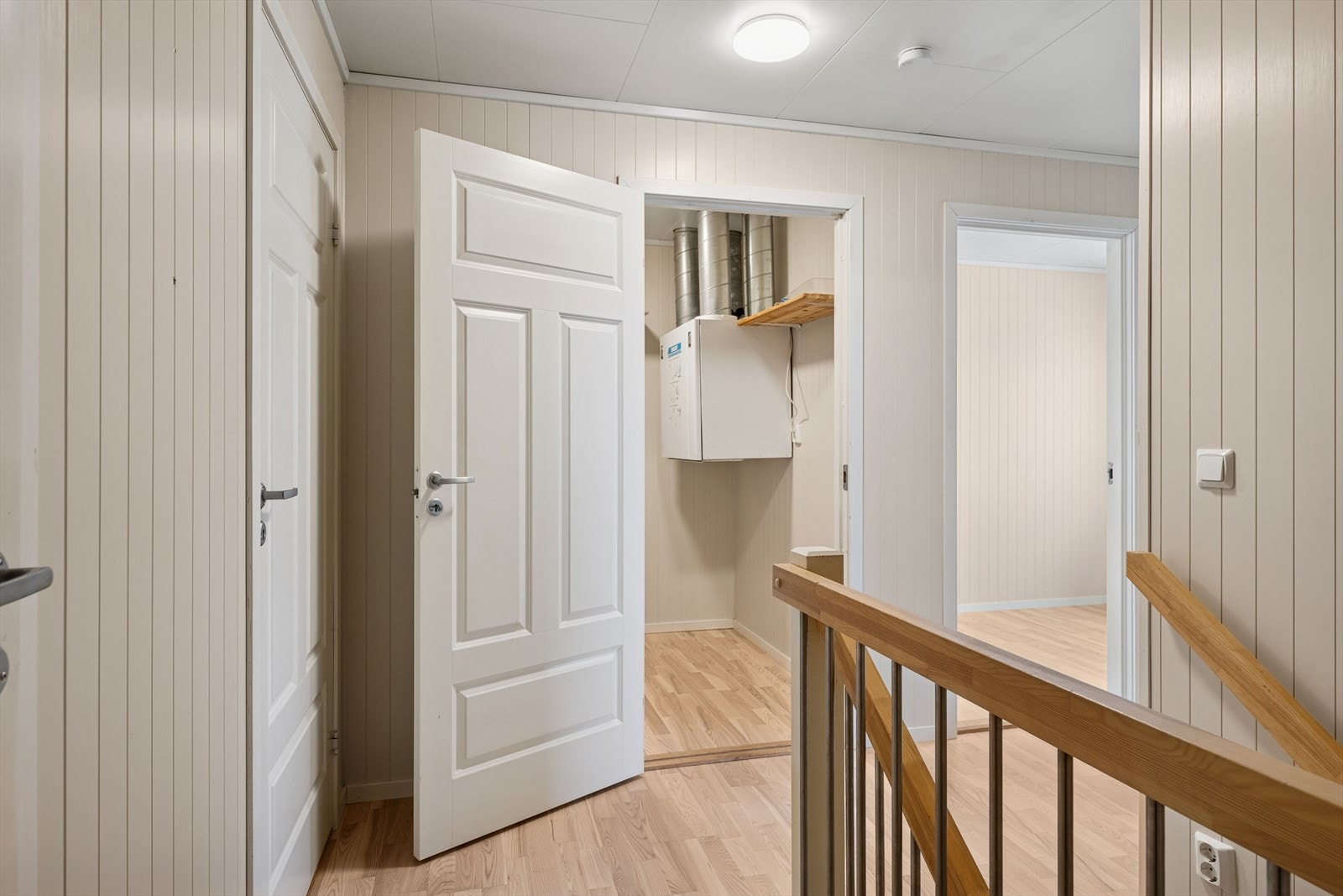 Praktisk bod i 2. etasje som gir gode lagringsmuligheter til klær, utstyr eller husholdningsartikler. Galleribilde