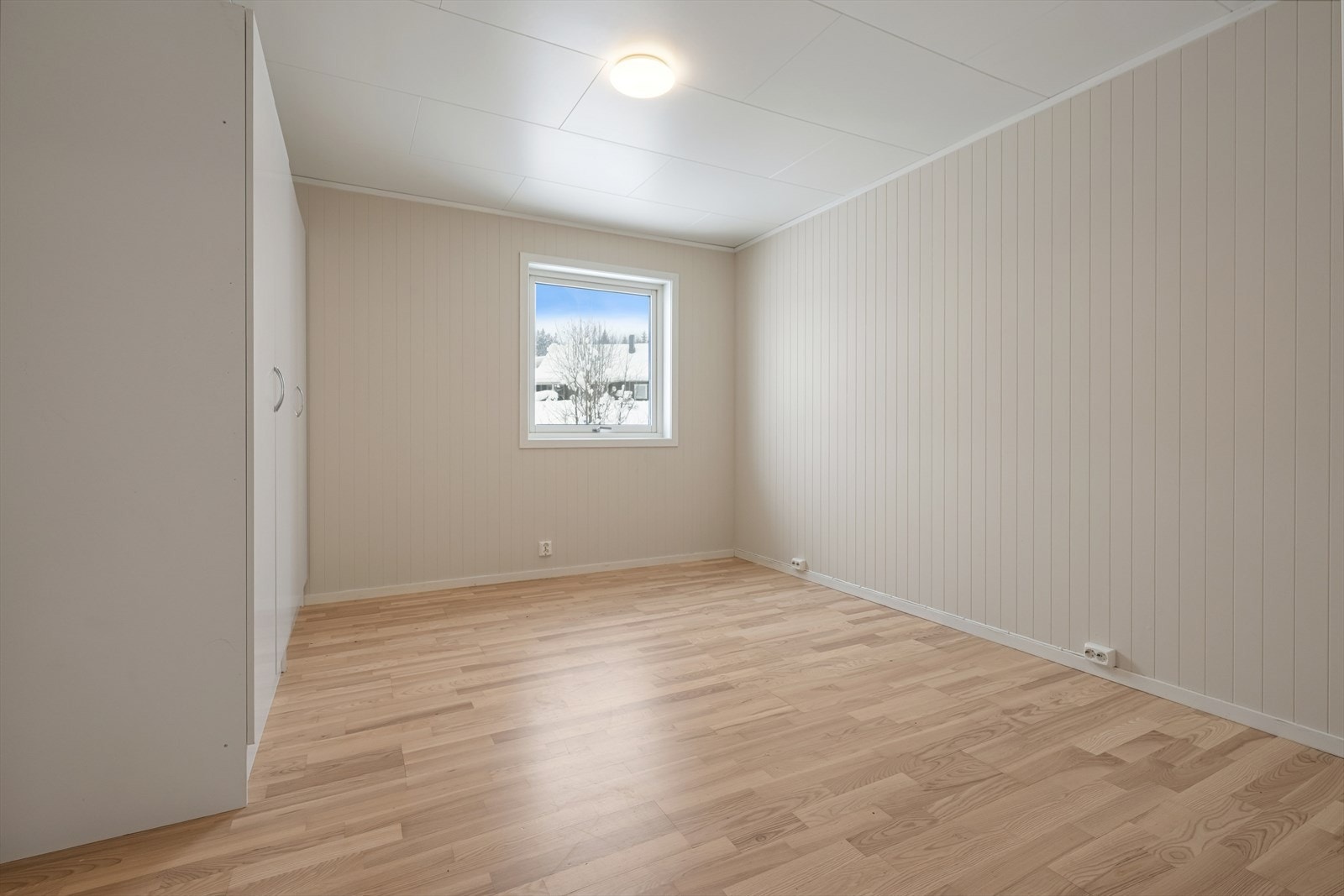 Boligen har tre innbydende soverom, alle plassert i 2. etasje.Hovedsoverommet har god plass til dobbeltseng og garderobeløsning. Galleribilde