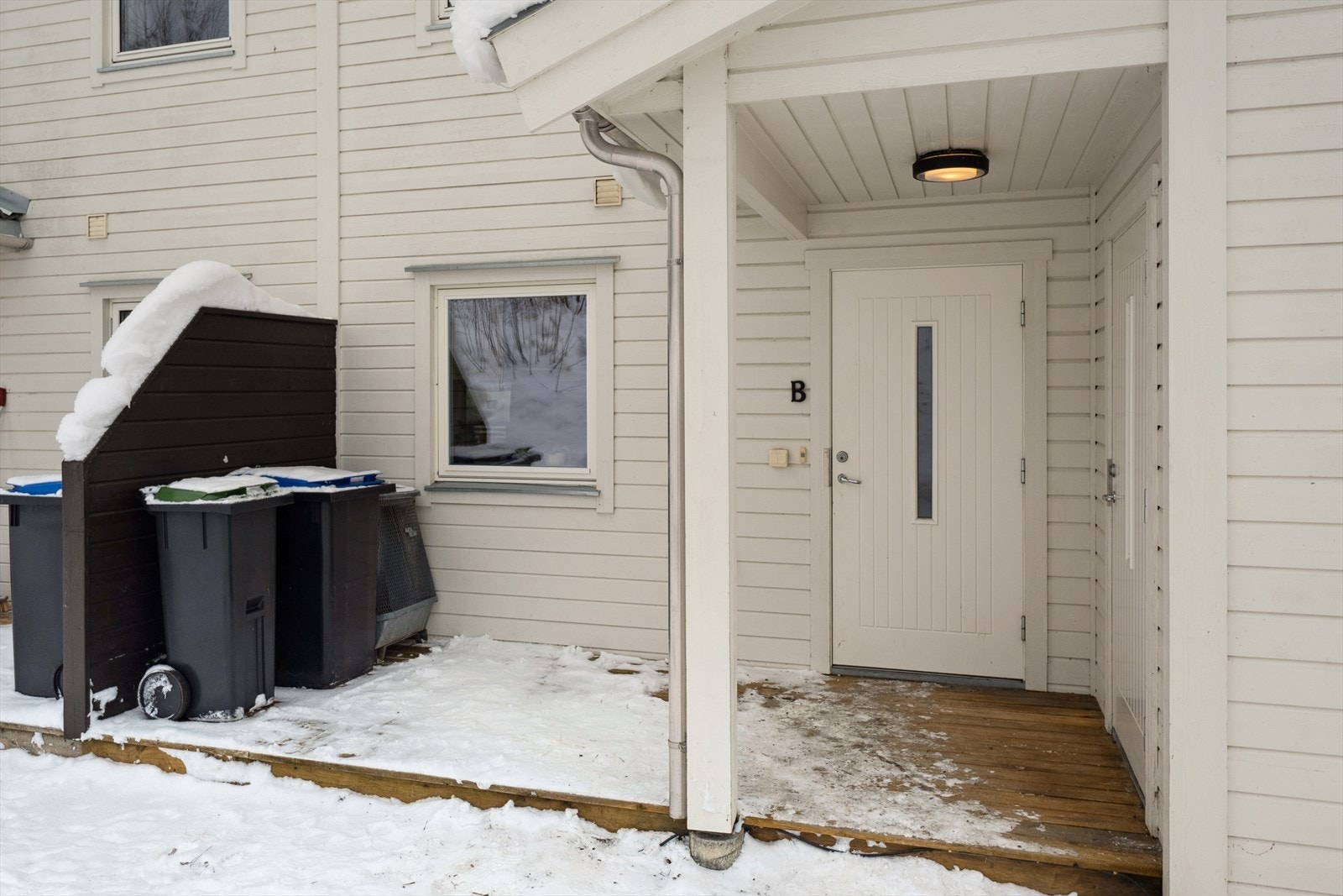 Hyggelig inngangsparti med en ekstra uteplass/platting. Galleribilde