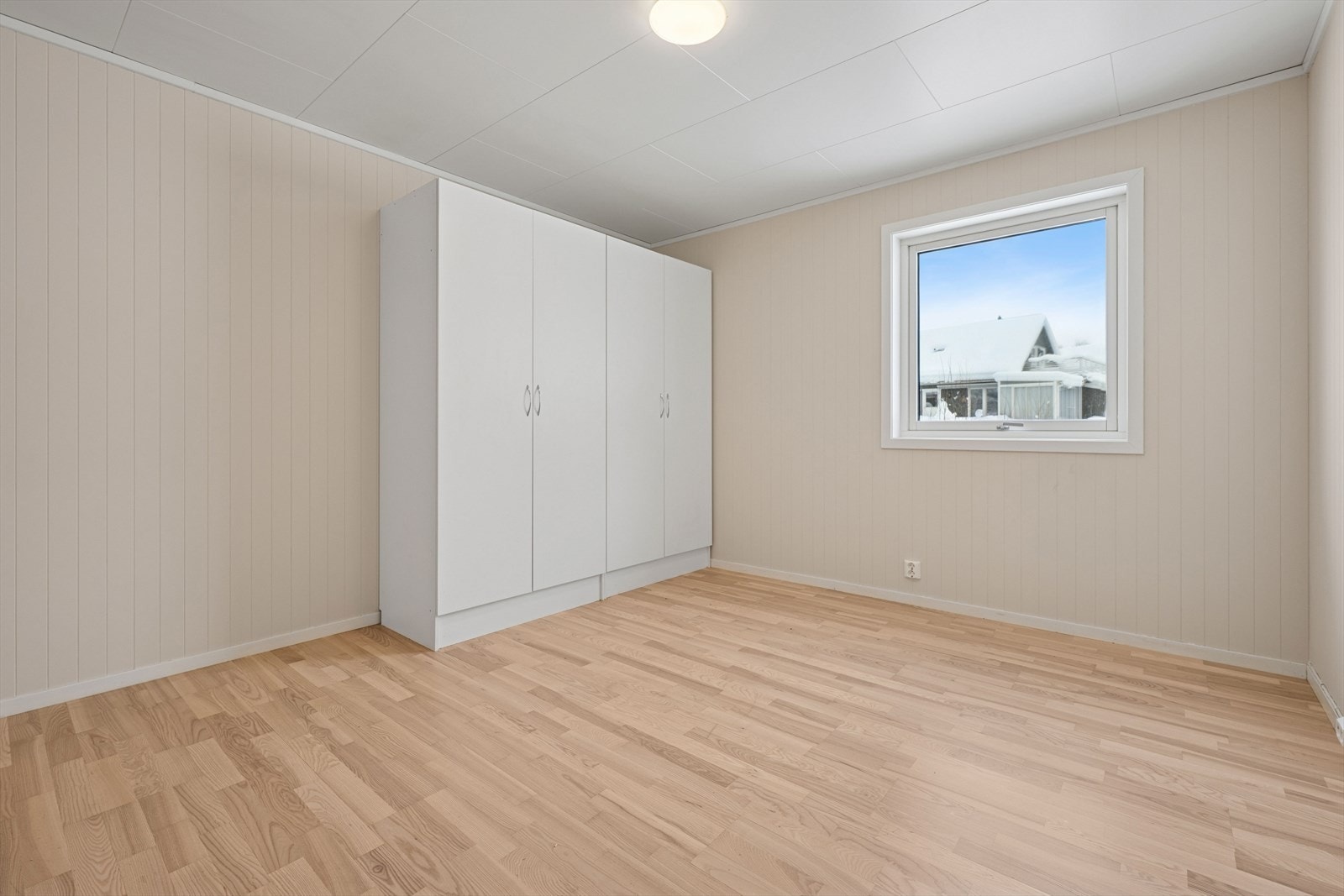 Rommene har parkett på gulv og lyse, moderne overflater som gir et rent og lunt inntrykk. Galleribilde