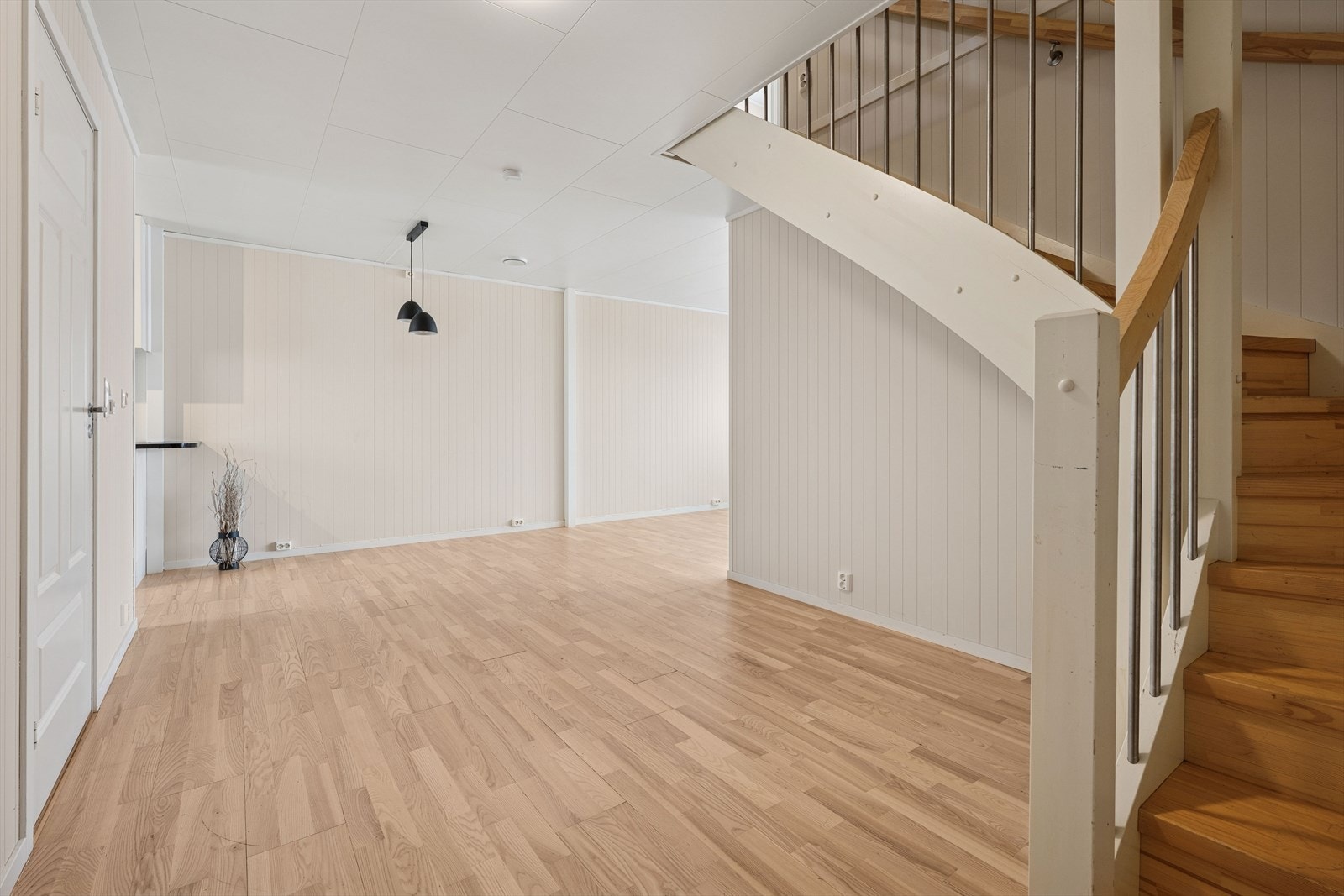 Åpen løsning mot kjøkken skaper en sosial og luftig sone. Galleribilde