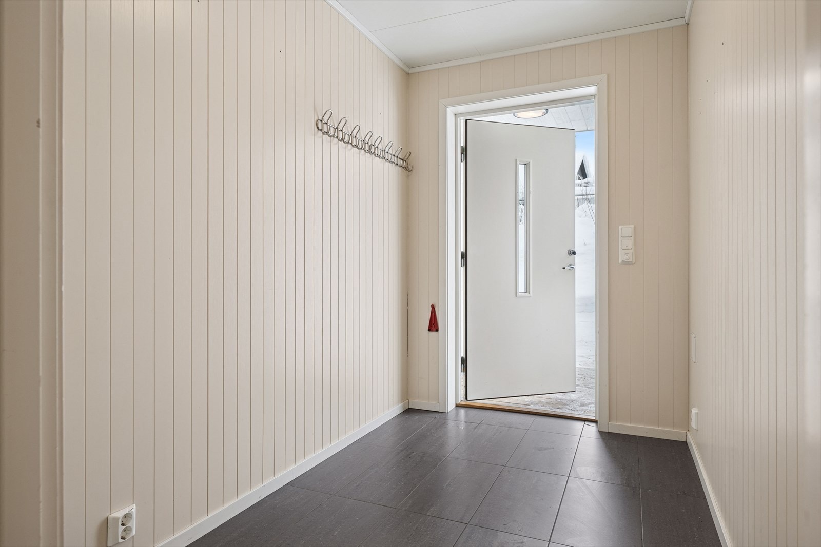Lys og innbydende entré med praktisk plass til oppheng og skohylle. Galleribilde