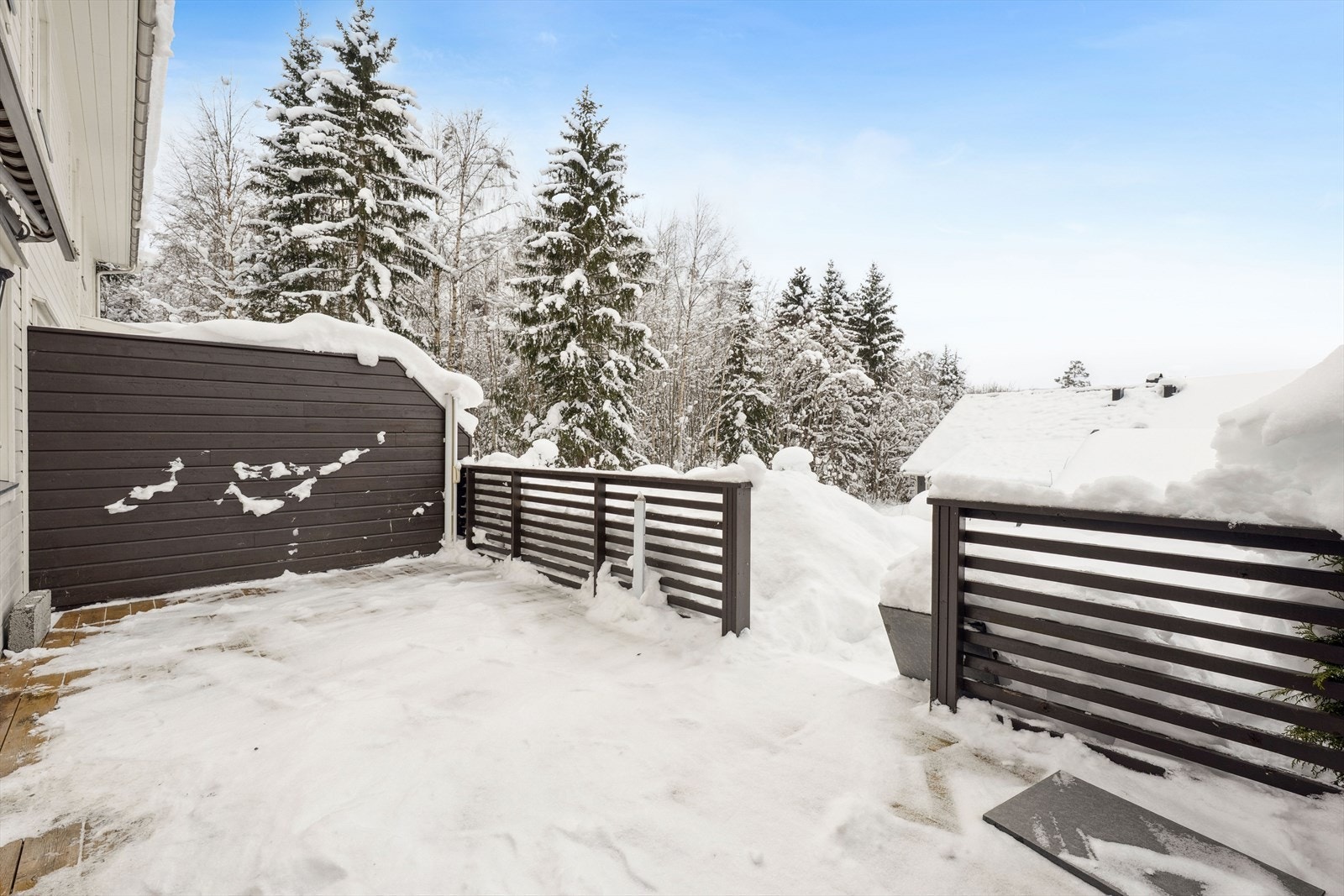 Utgang til vestvendt terrasse som forlenger oppholdsarealet på varme dager. Galleribilde