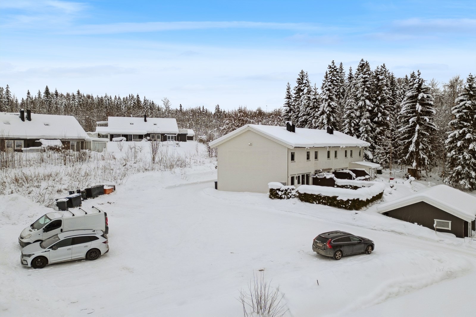 Det er felles parkeringsplass utenfor boligen med gode muligheter for friparkering. Galleribilde