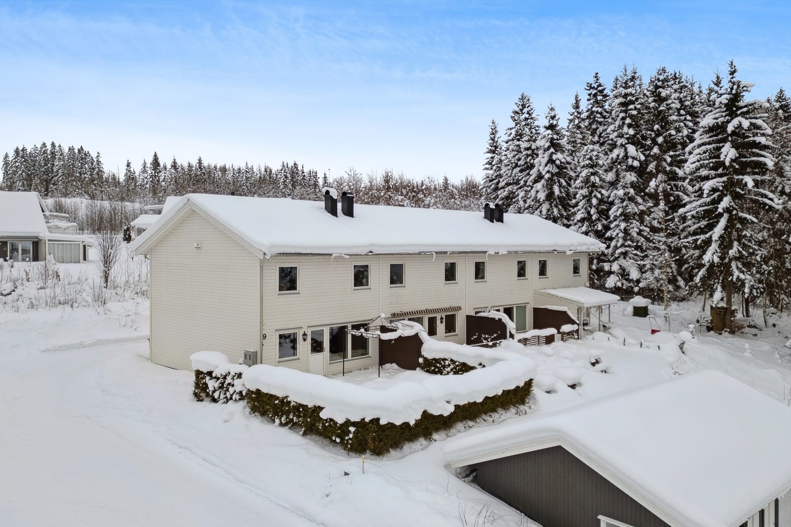 Sentral beliggenhet i et nyere og rolig boligområde øverst i Dragerlia, med eneboliger, tomannsboliger, rekkehus og leiligheter. Galleribilde