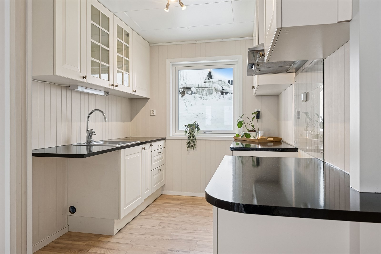 Store vinduer gir fint lysinnslipp, og den åpne løsningen gjør rommet perfekt for både hverdag og sosiale anledninger. Galleribilde