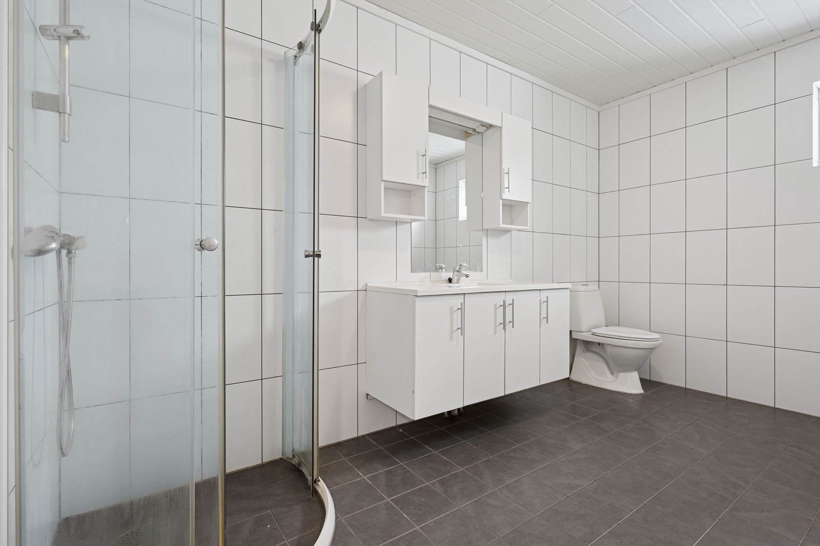 Baderommet har god størrelse og moderne innredning. Galleribilde