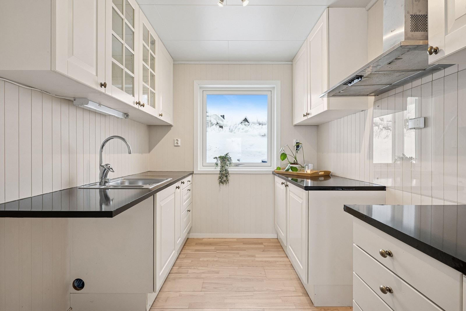 Lyst og moderne kjøkken med god skap- og benkeplass. Galleribilde